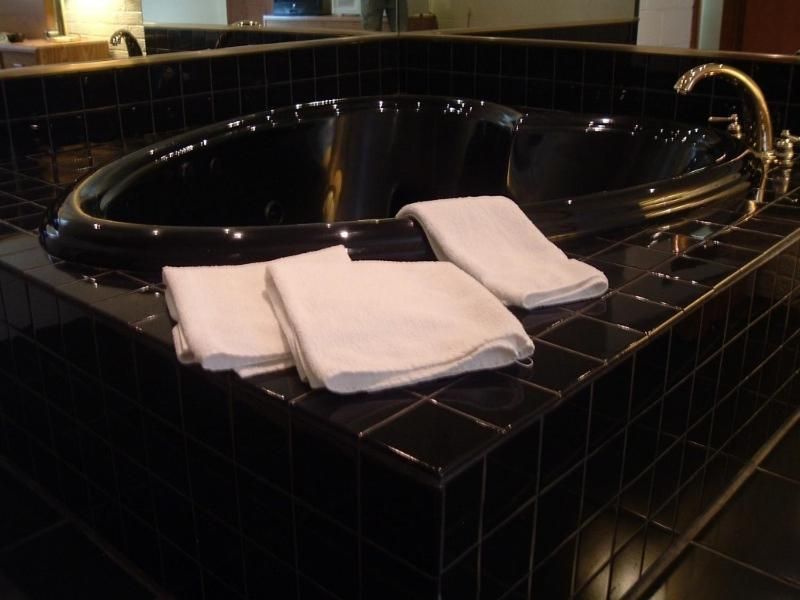 King Suite with Spa Bath - Non-Smoking