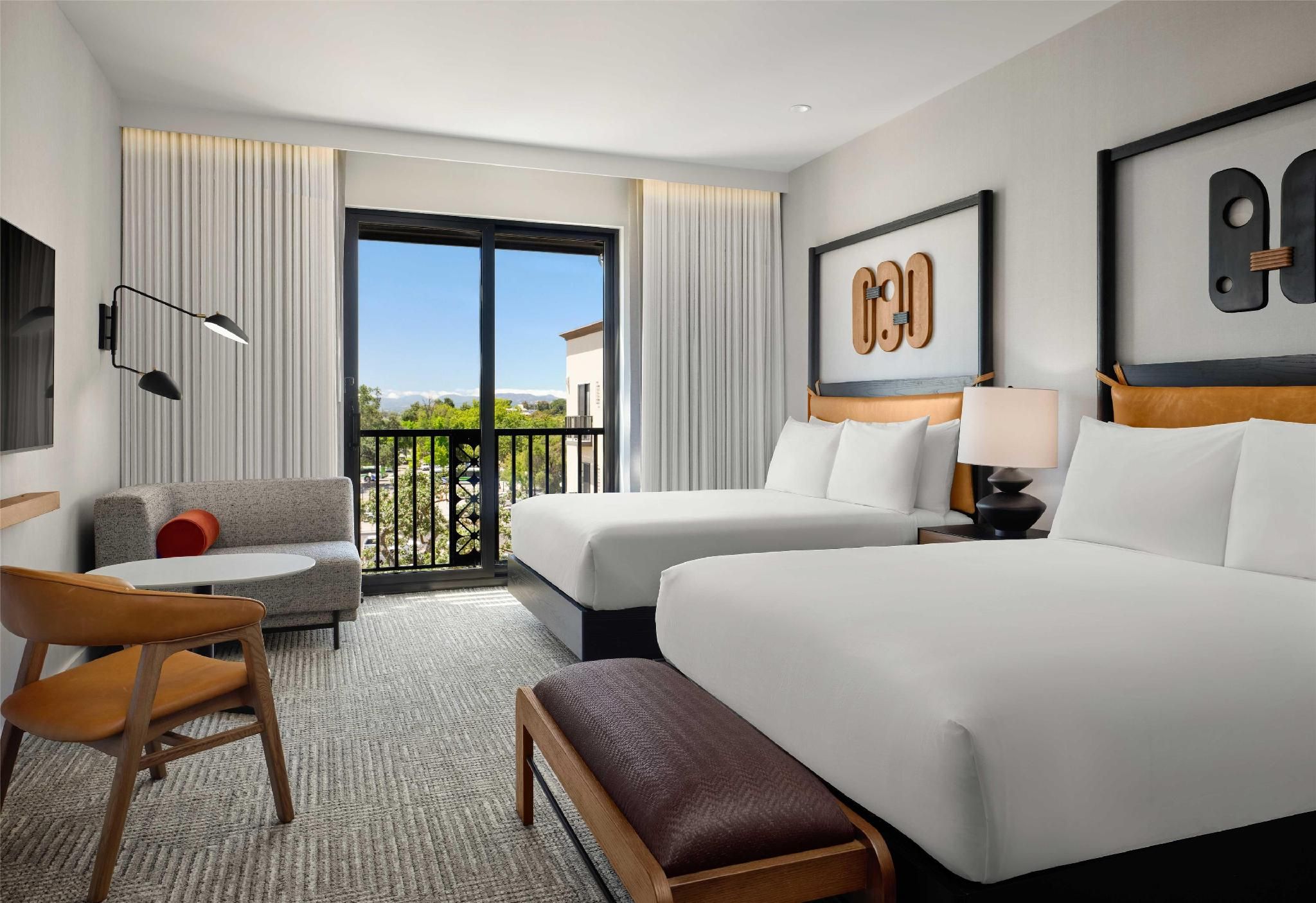 2 Queen Beds W/ Juliet Balcony Hearing Access