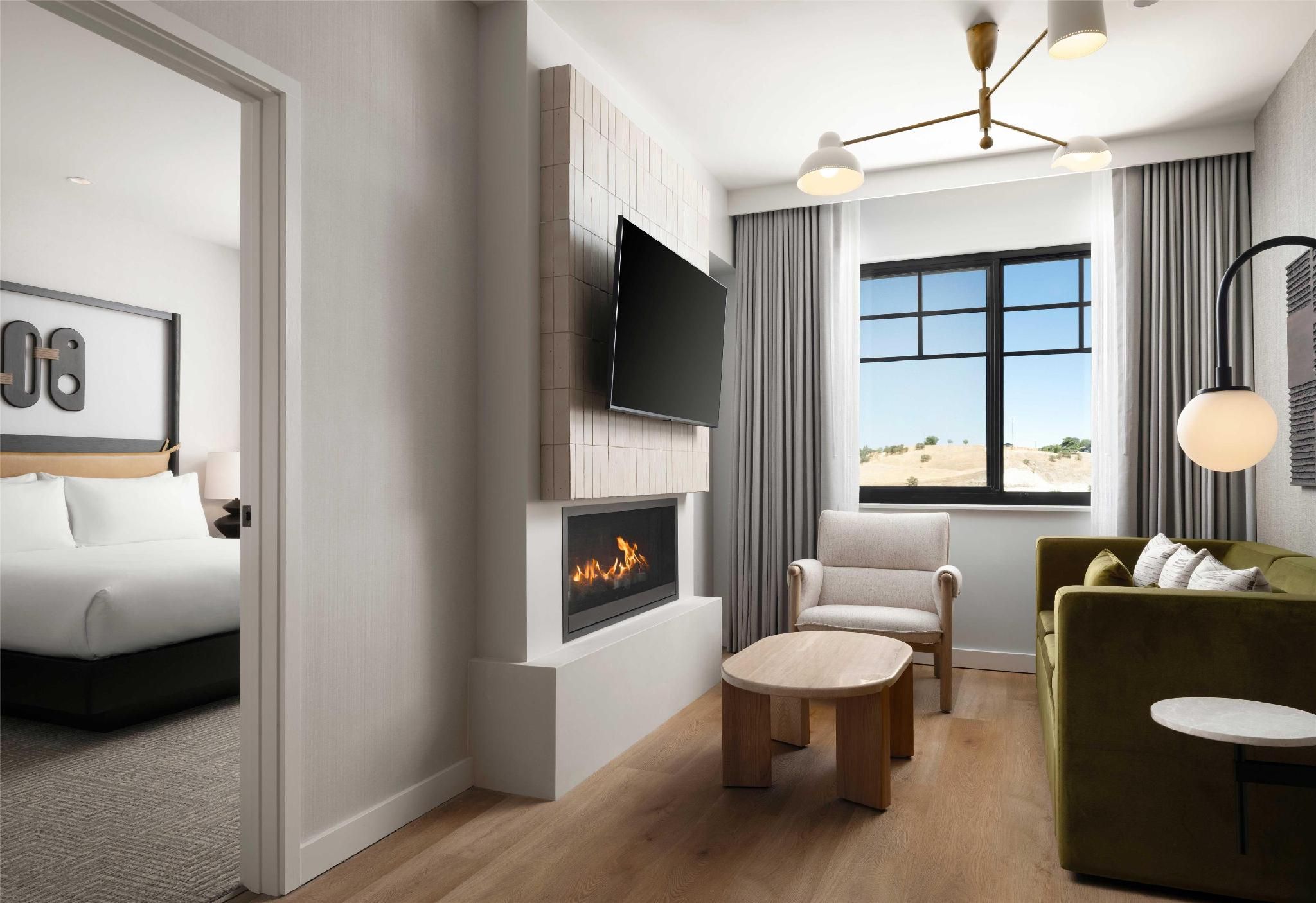 The Ava Hotel Paso Robles, Curio Collection by Hilton 1 King 1 Bedrm Suite Mobility accessible Tub 3