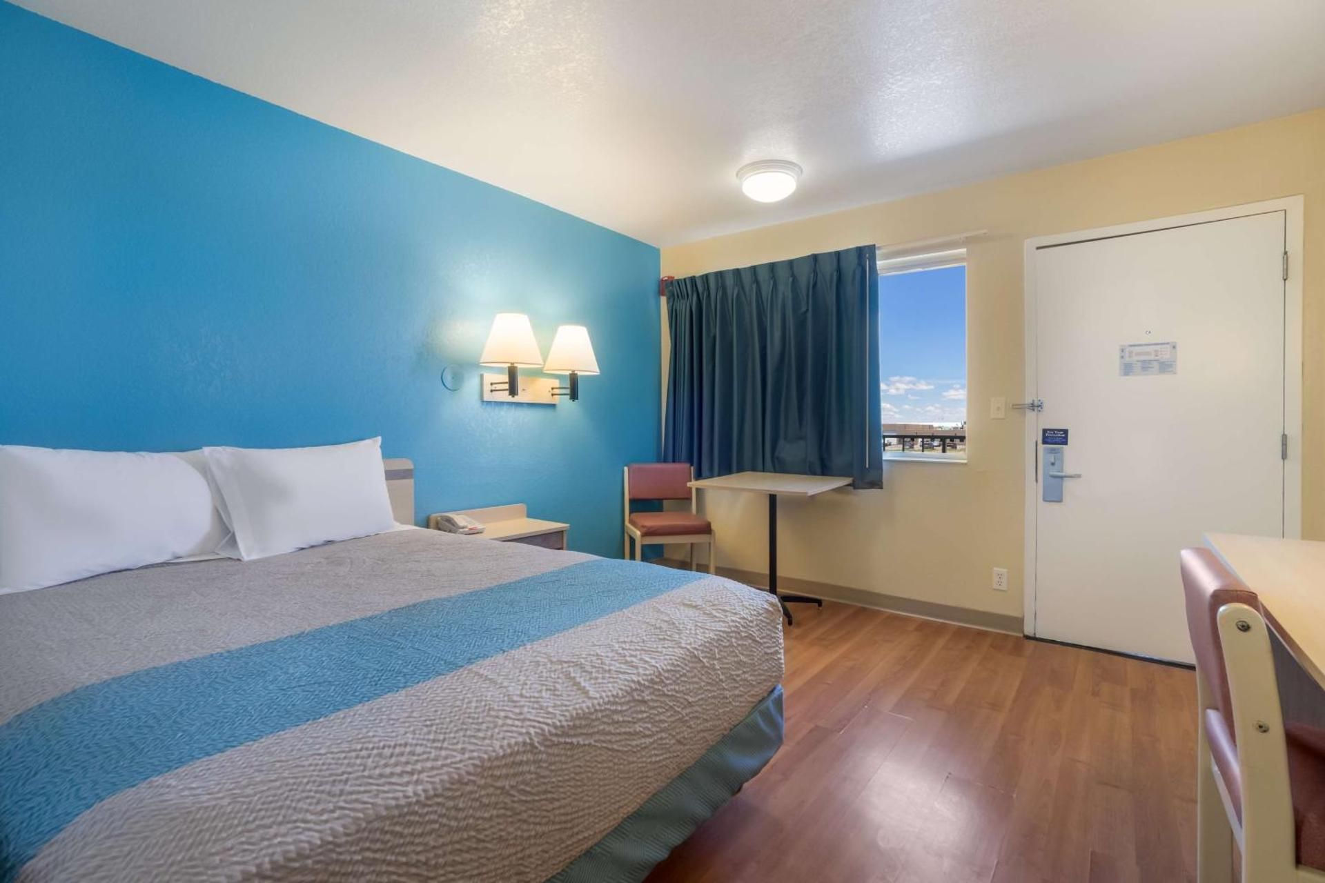 Deluxe Queen Room - Non-Smoking