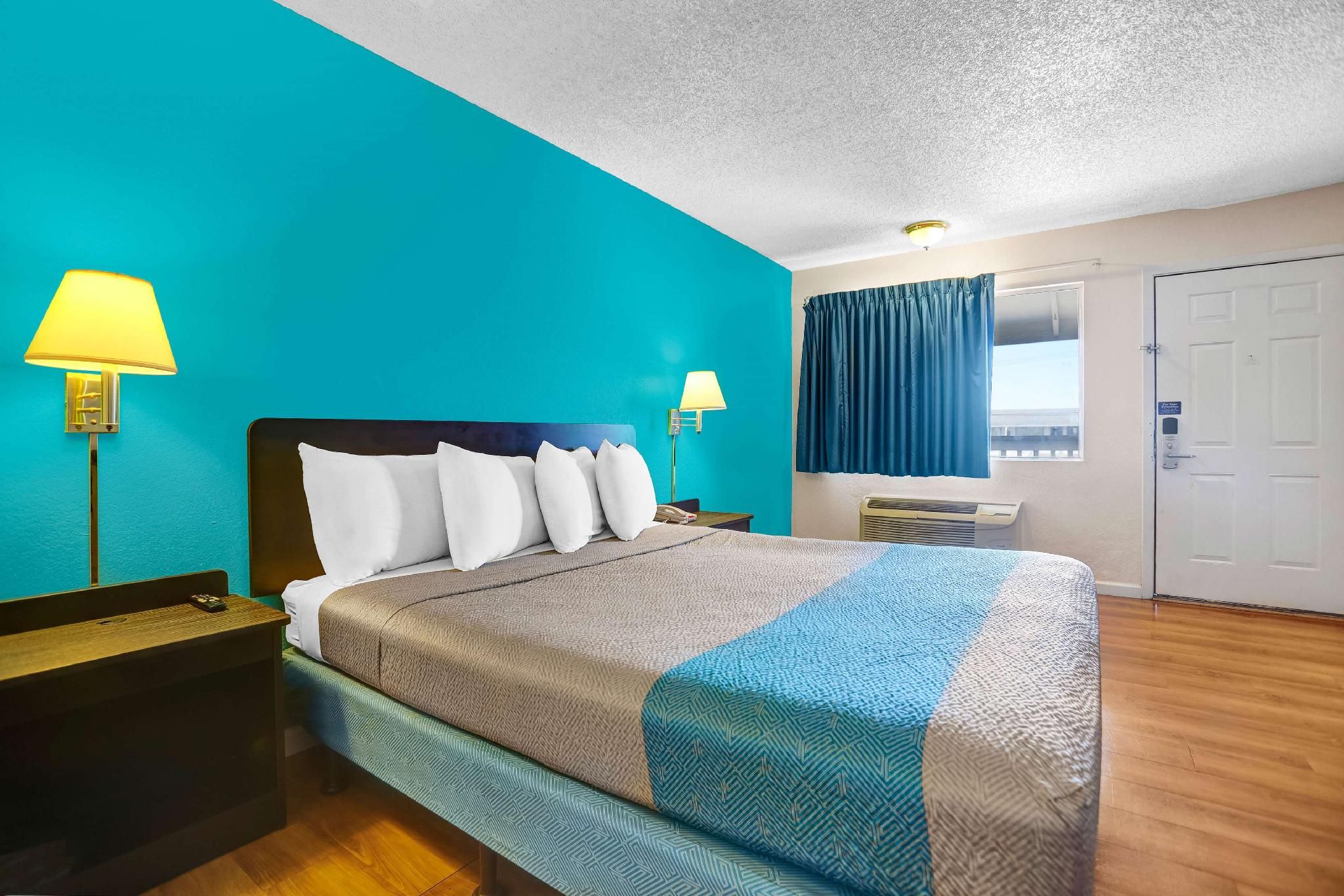 1 King Bed | Non-Smoking