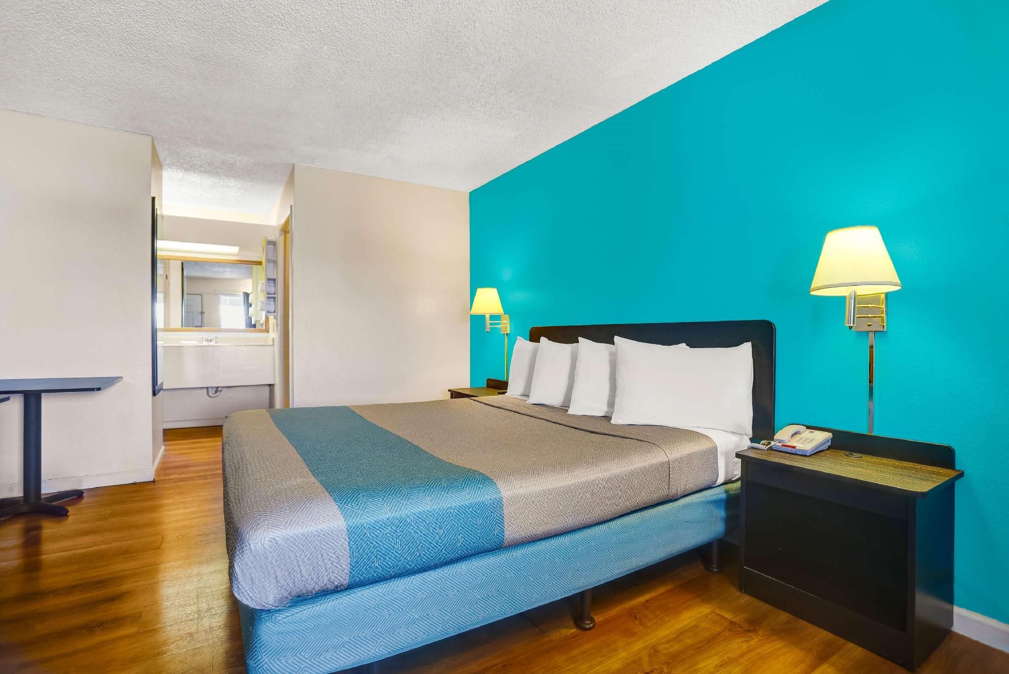 1 King Bed | Non-Smoking