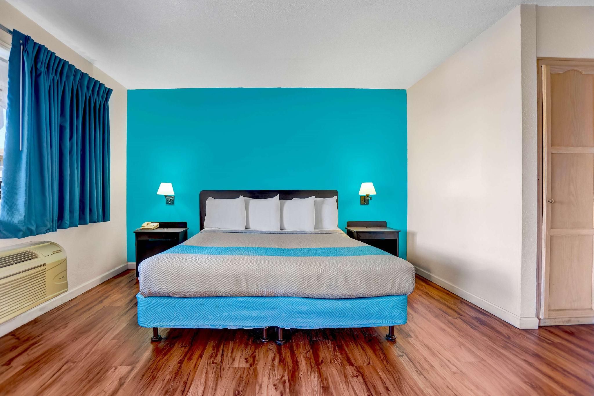 1 King - 1 Full Bed | Mobil Access RI Shwr Nsmk Ste