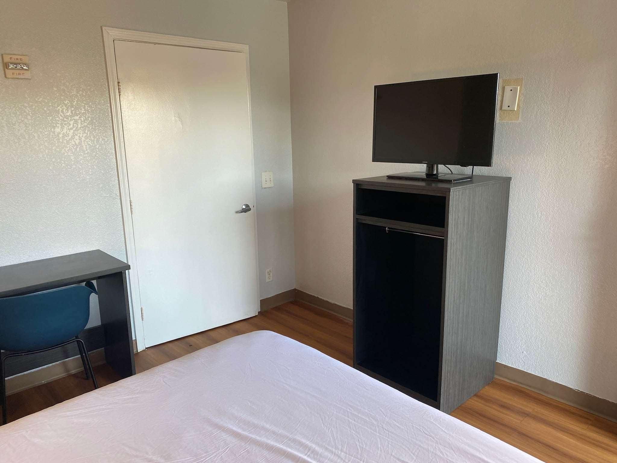 Motel 6 Gulfport, MS – Airport 1 QB | MOBILITY ACCESS RI SHWR NSMK 3