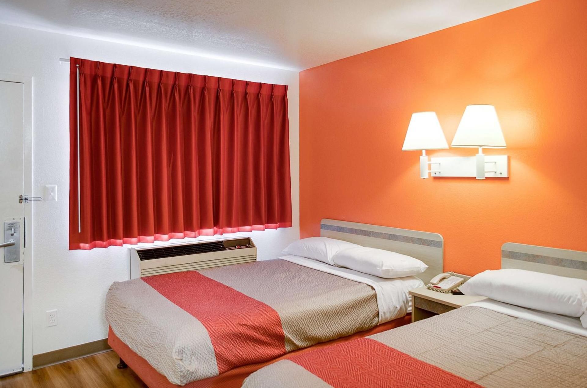 Motel 6 Gulfport, MS – Airport Queen Room - Disability Access - Roll in Shower 3