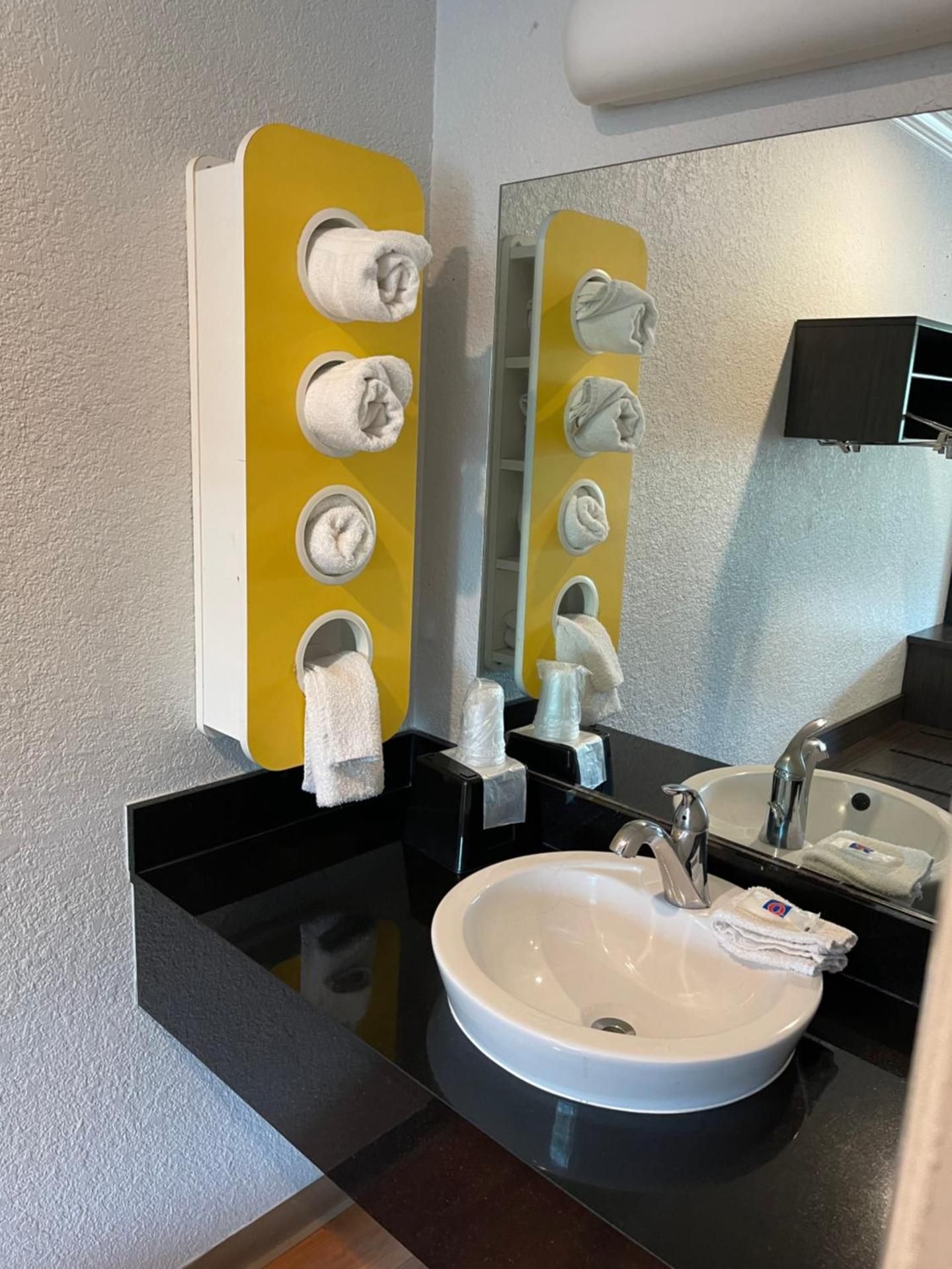 Motel 6 Sacramento, CA - Downtown Deluxe Quadruple Room 3