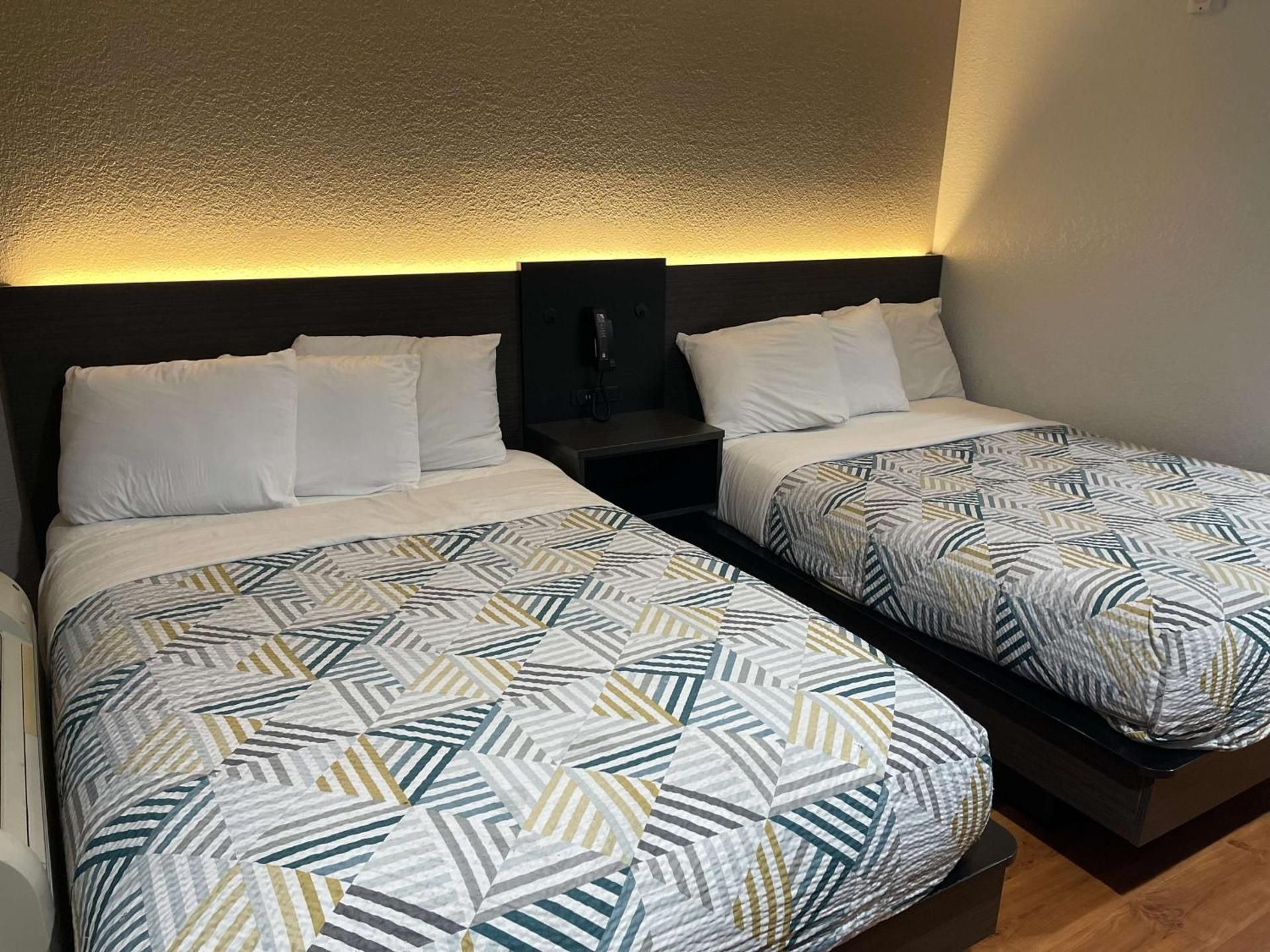 Motel 6 Sacramento, CA - Downtown Deluxe Quadruple Room 2