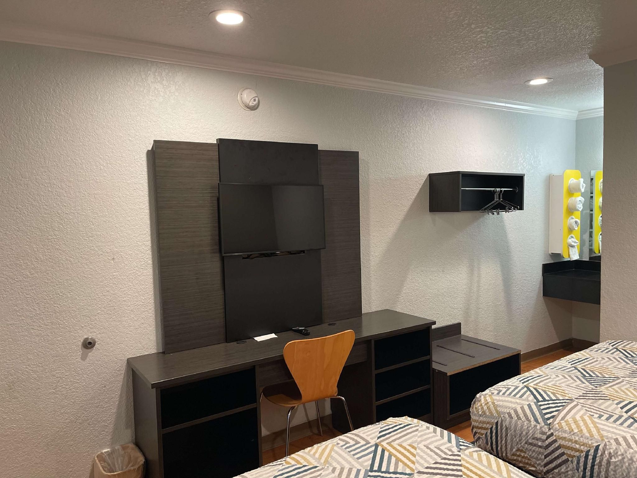 2 Full Beds Accessible with Kitchenette Non-Smoking