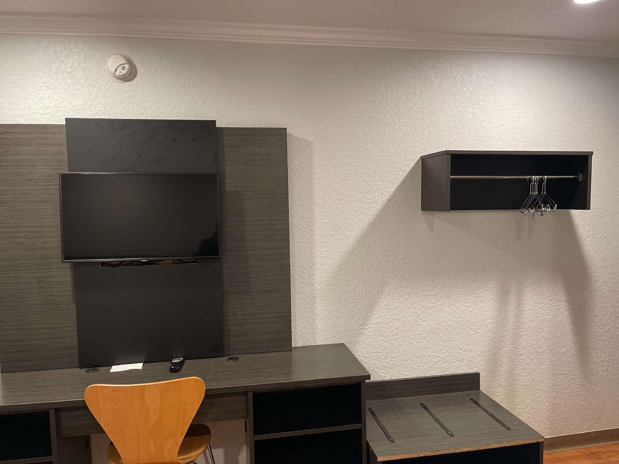 1 Queen bed, Roll in Shower