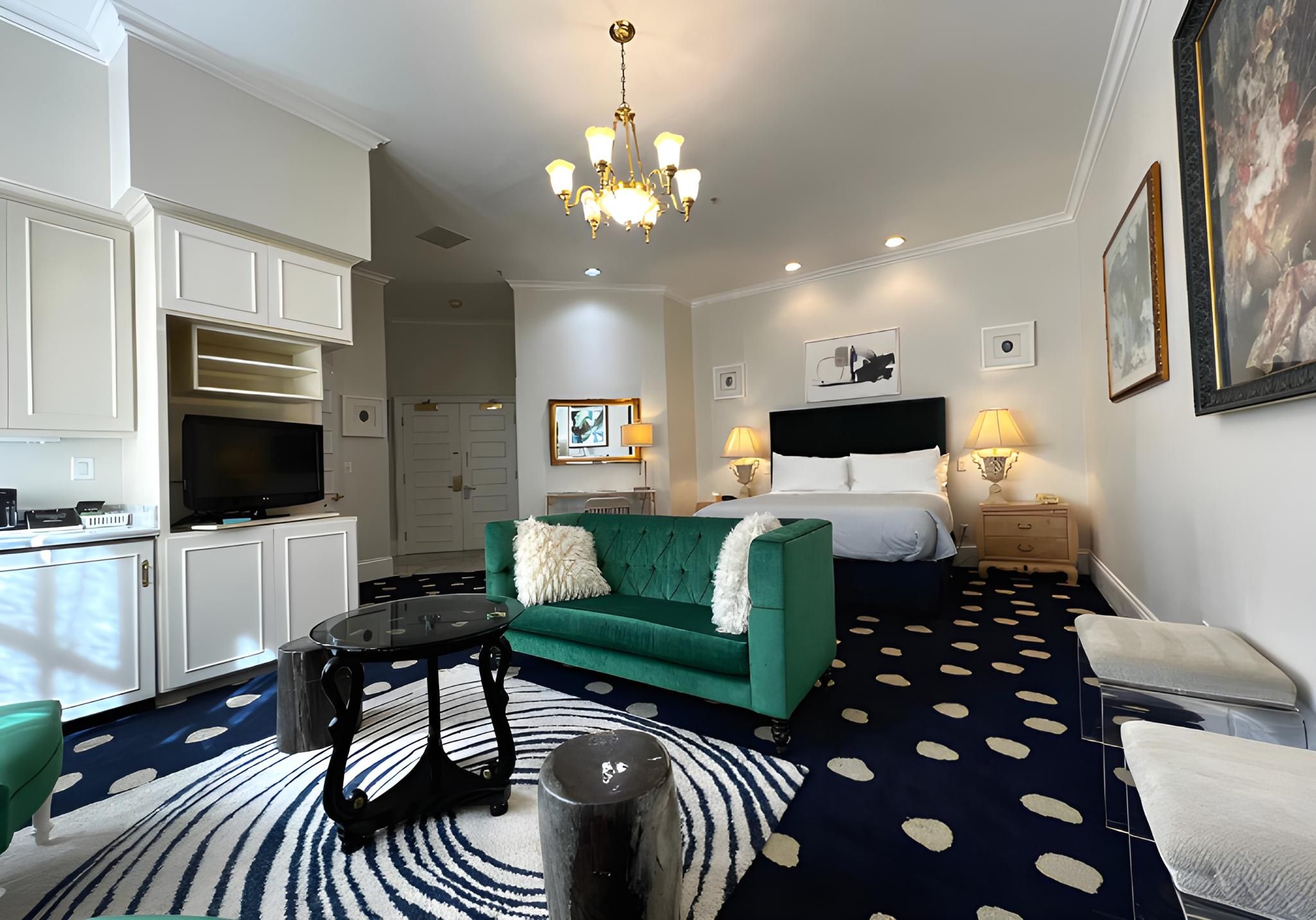 The Sterling Hotel King Grand Suite