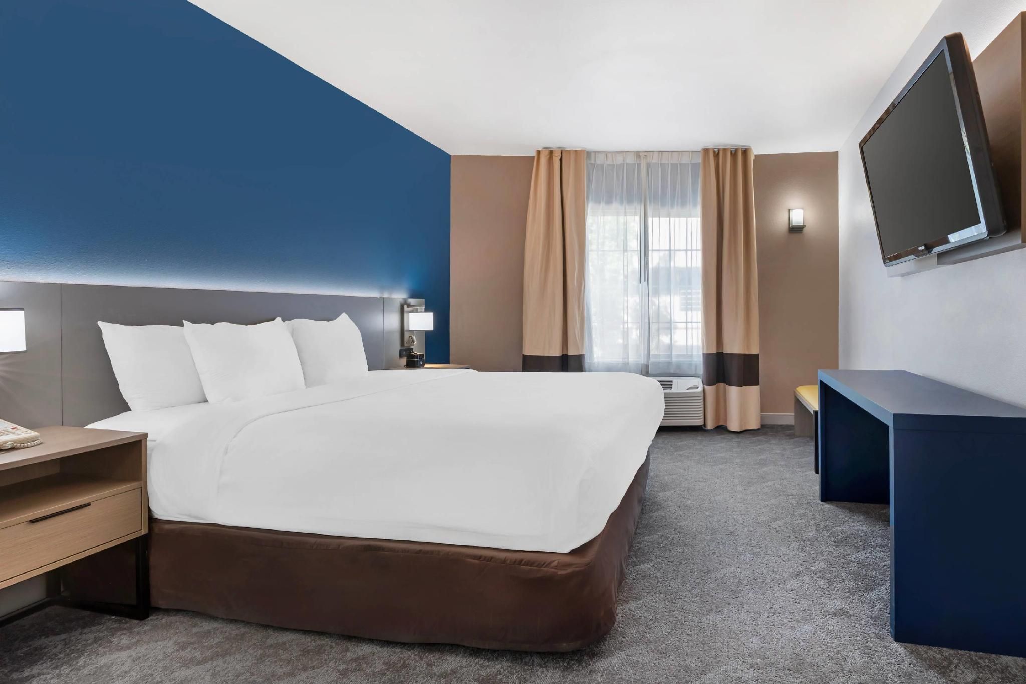 1 King Bed, Nonsmoking, Accessible