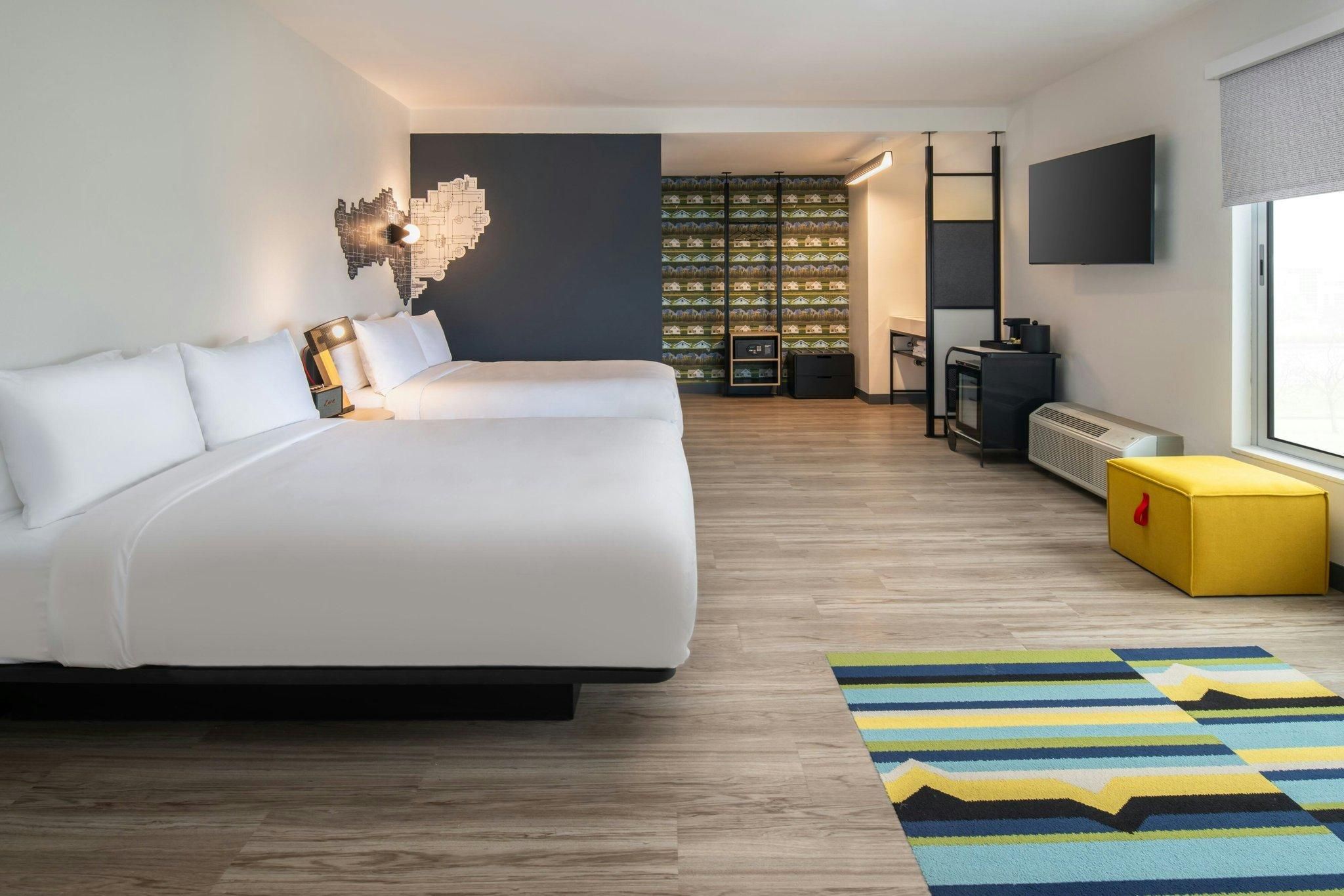 Corner Room, Larger Guest Room, 2 Queen