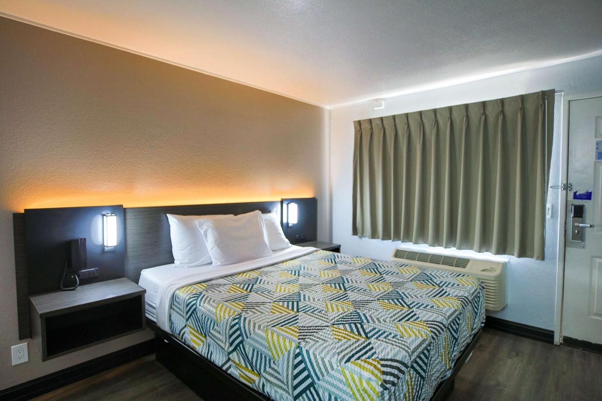 Deluxe Queen Room - Non-Smoking
