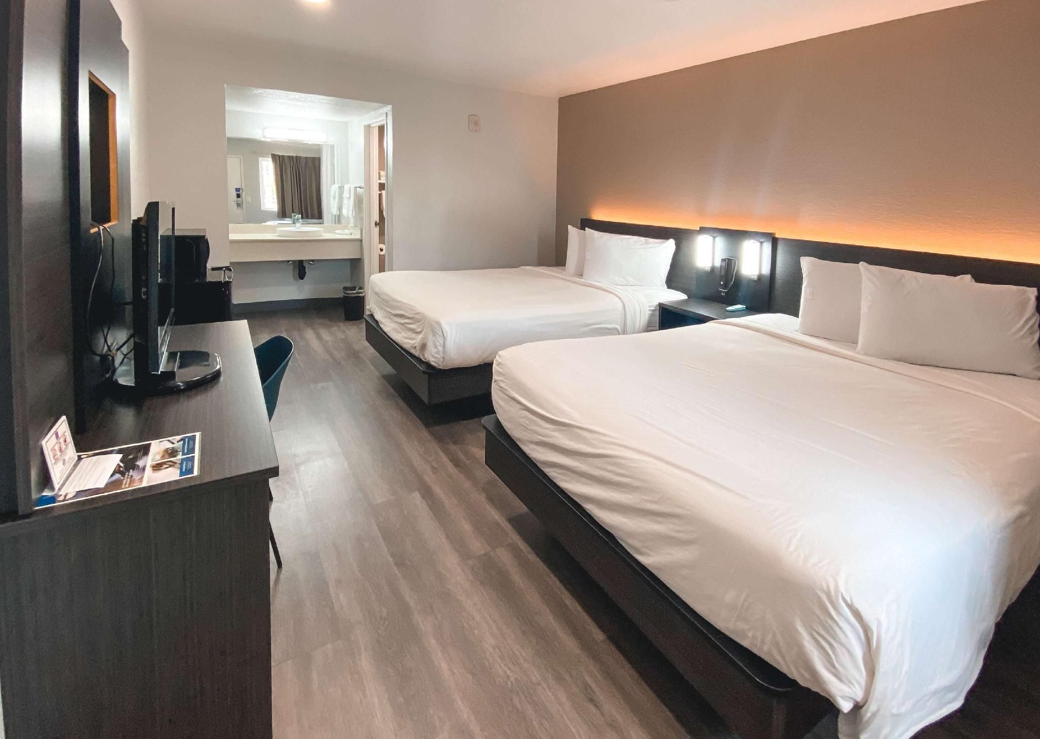 2 Queen Beds | Mobil Access Tub Nsmk Kitchen