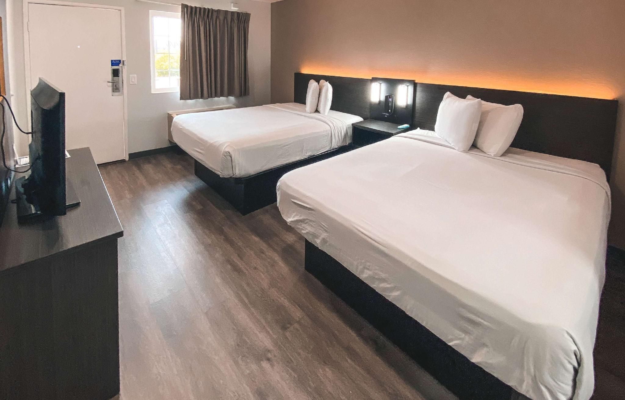 2 Queen Beds | Mobil Access Tub Nsmk Kitchen