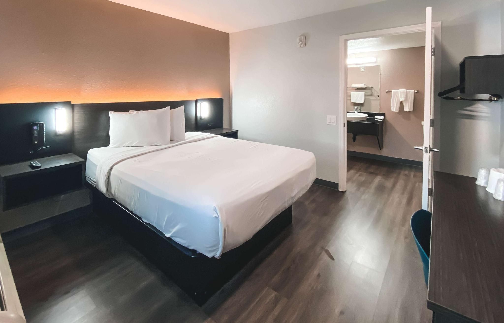 1 King Bed | Mobil Access Tub Nsmk Kitchen