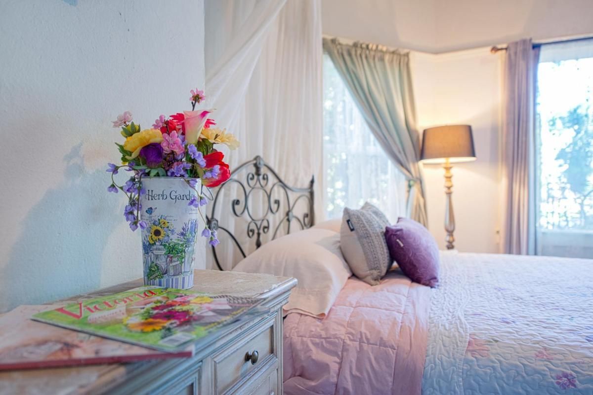 Deluxe Queen Suite