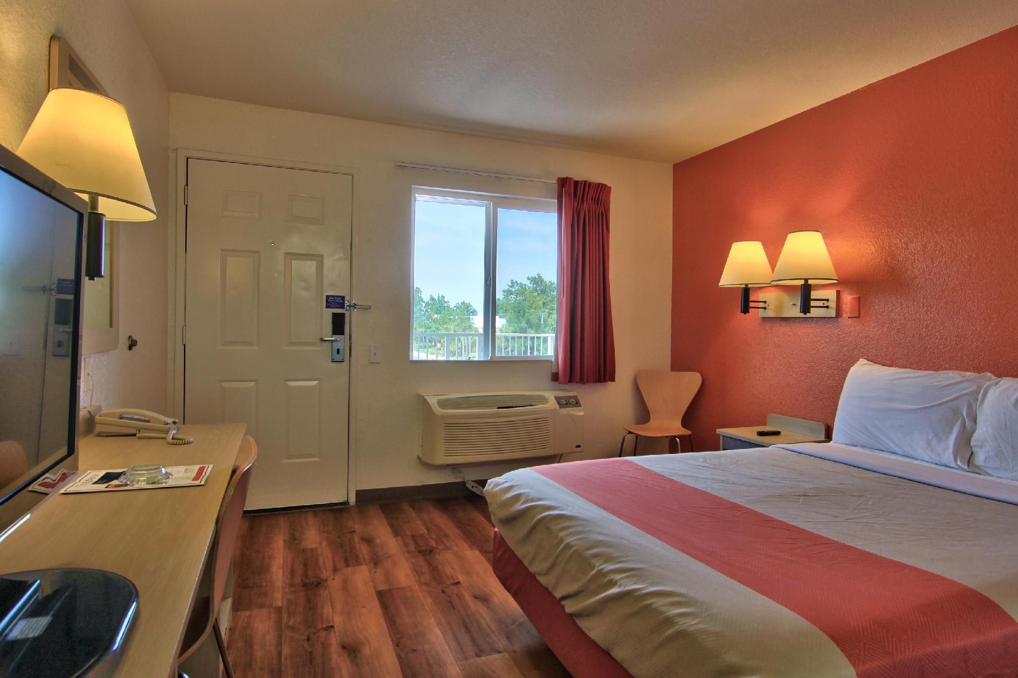 1 Queen Bed | ADA/RI Shower/Micfridge