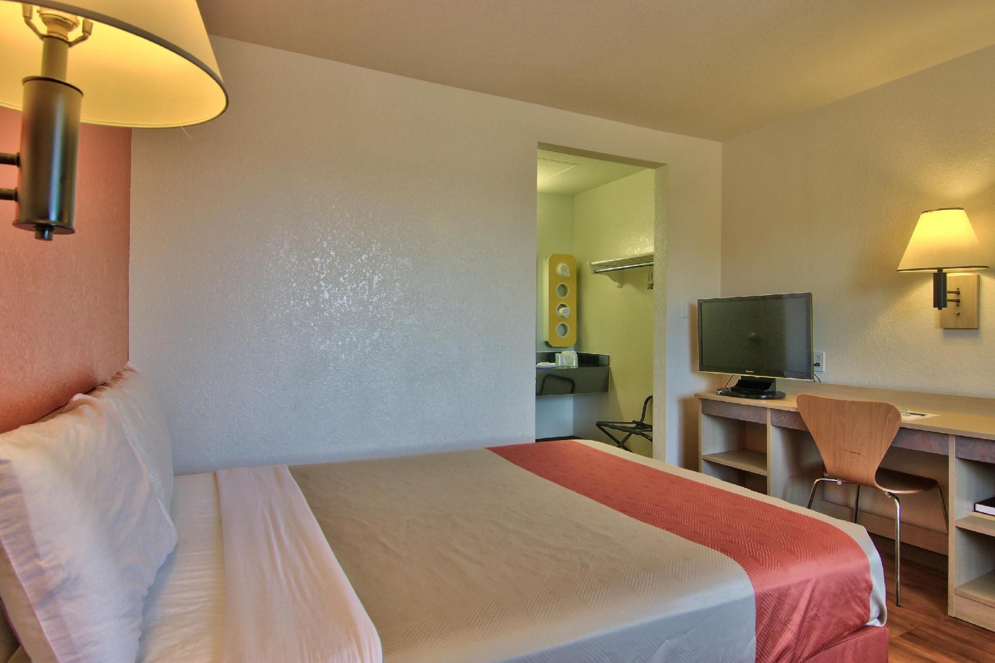 1 Queen Bed | ADA/RI Shower/Micfridge