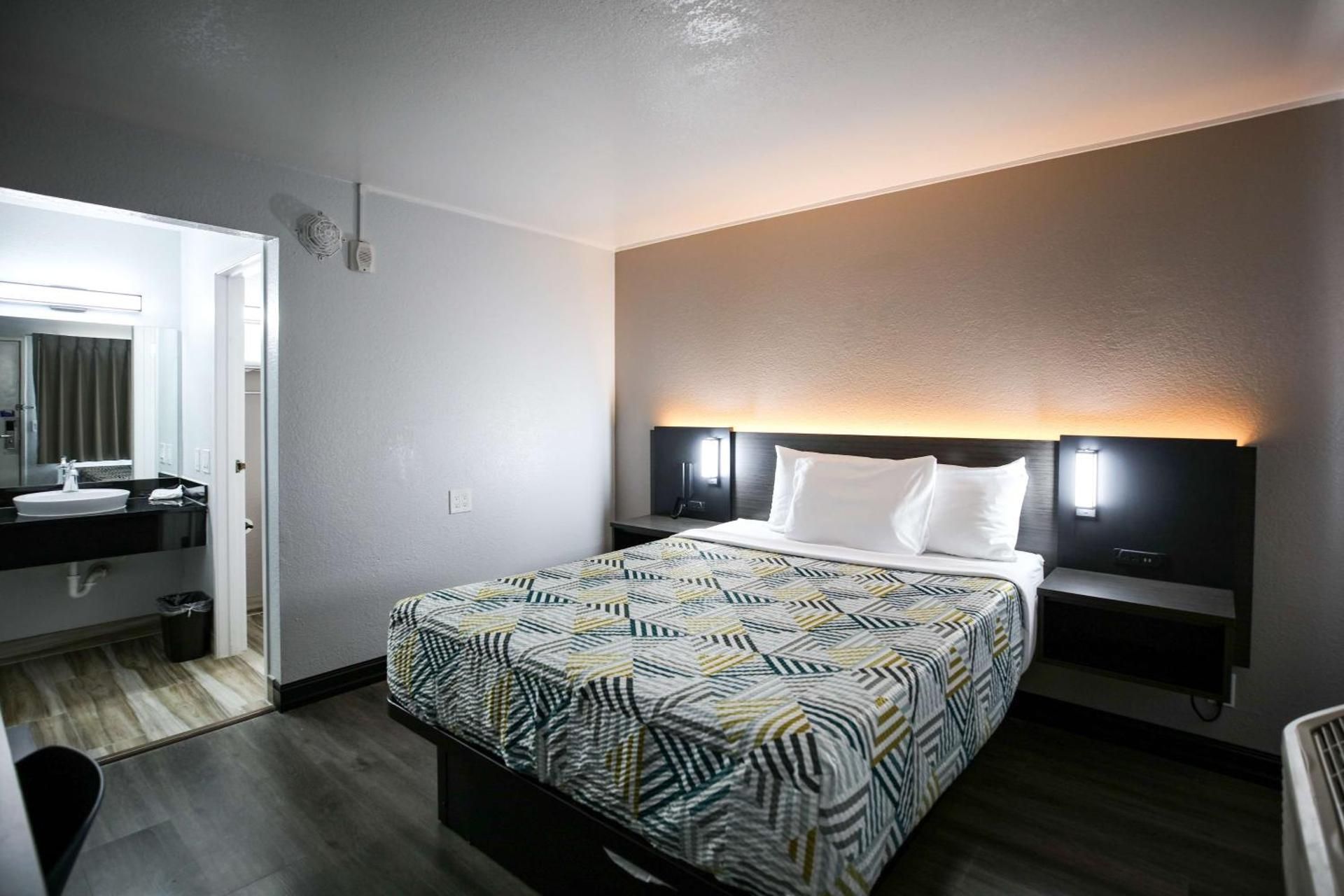 Queen Room - Disability Access - Roll in Shower