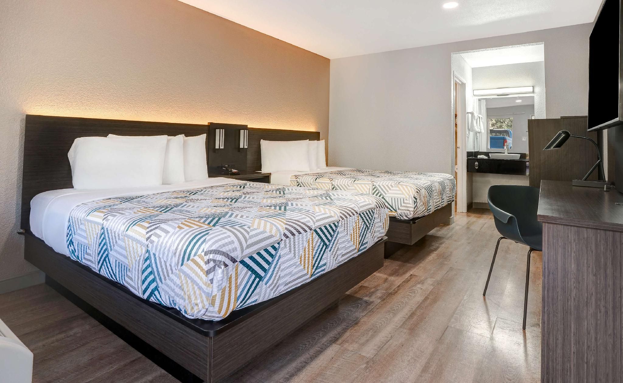 2 Queen Beds | Micfridge