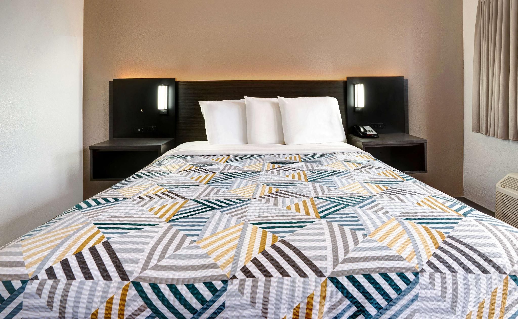 1 Queen Bed | ADA/RI Shower