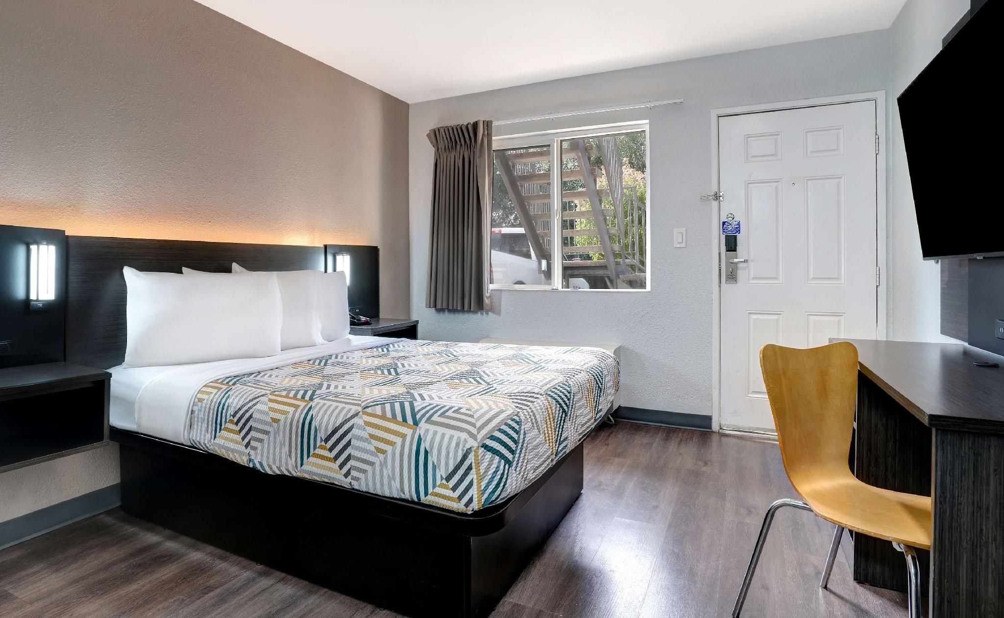 1 Queen Bed