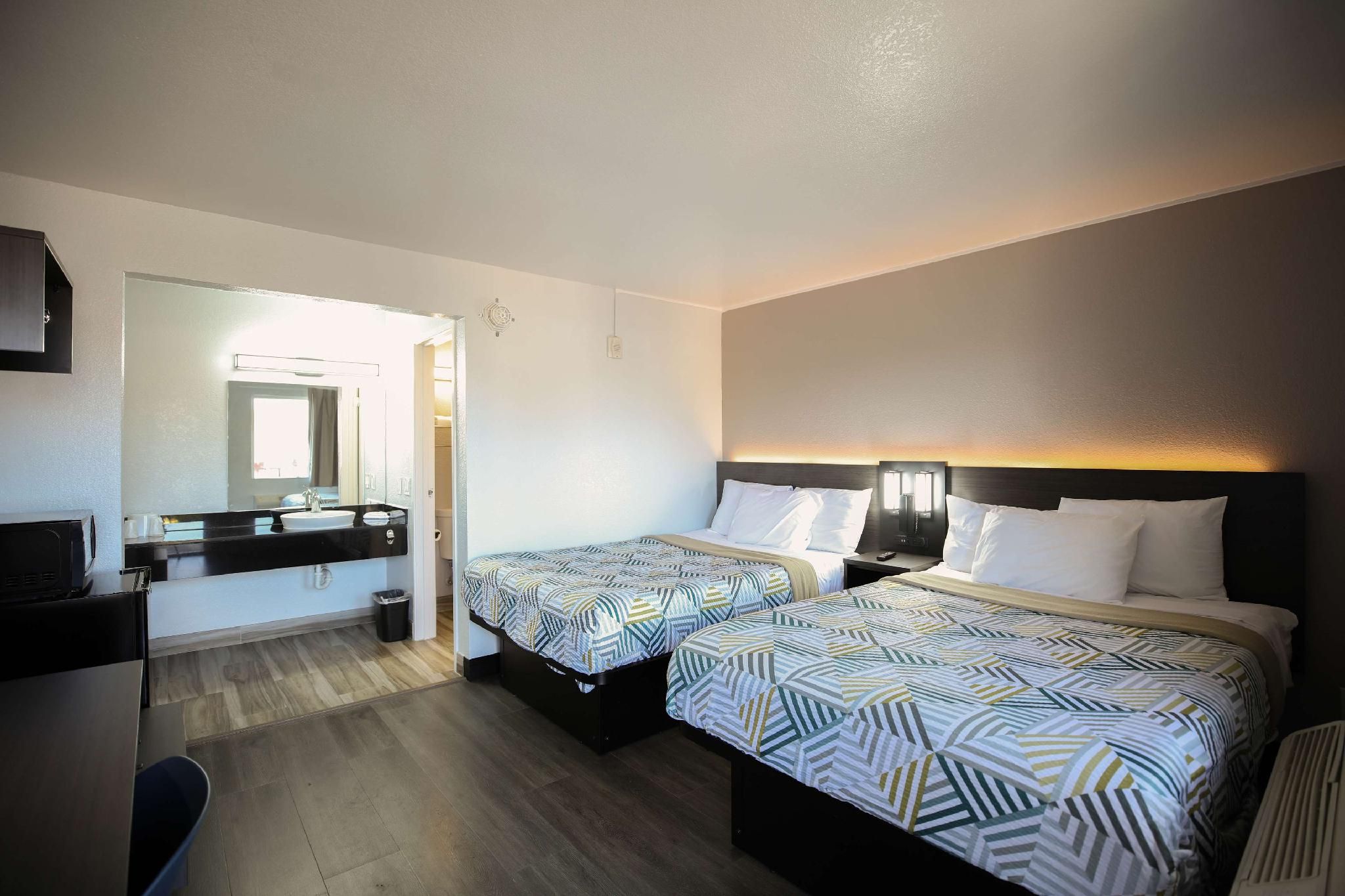 2 Full Beds Accessible with Kitchenette Non-Smoking