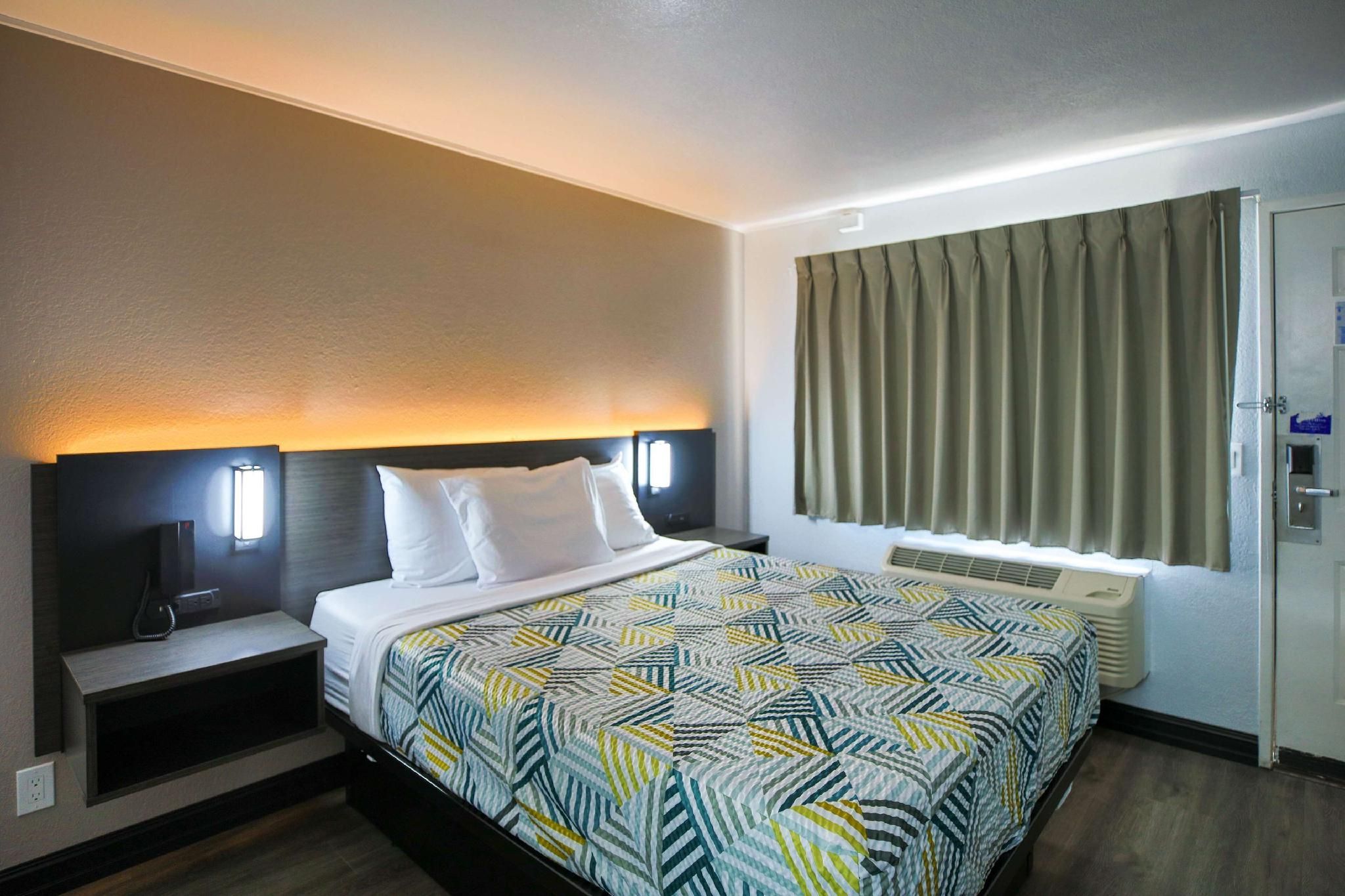 Queen Room - Disability Access - Non-Smoking