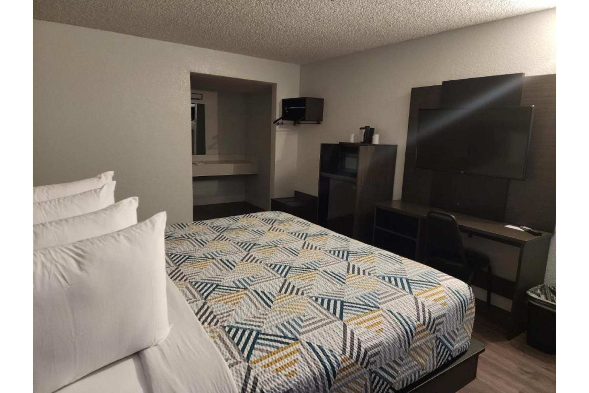 1 Queen Bed - ADA, RI Shower, Nsmk, Kitchen