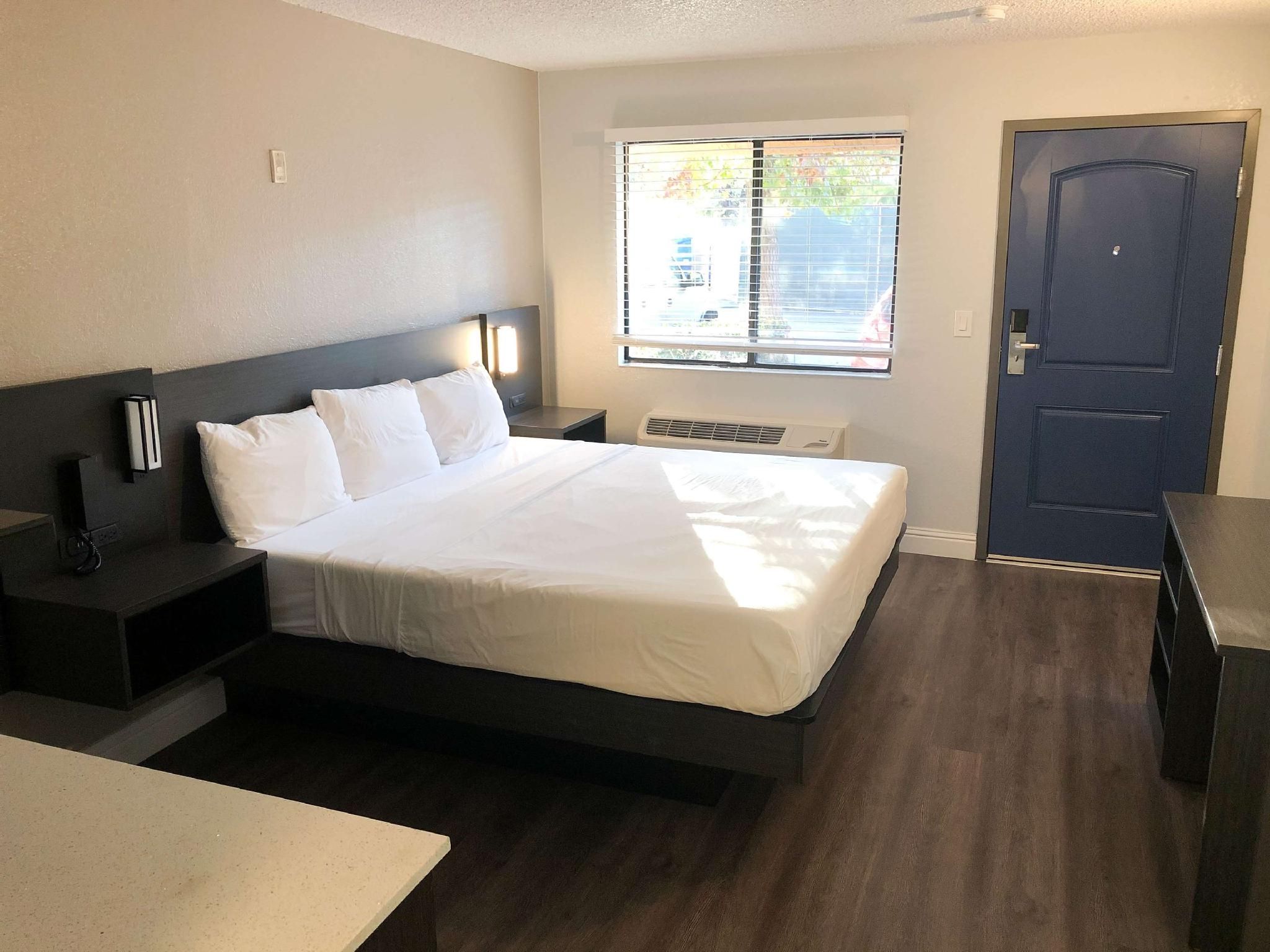 1 King Bed - Non-Smoking