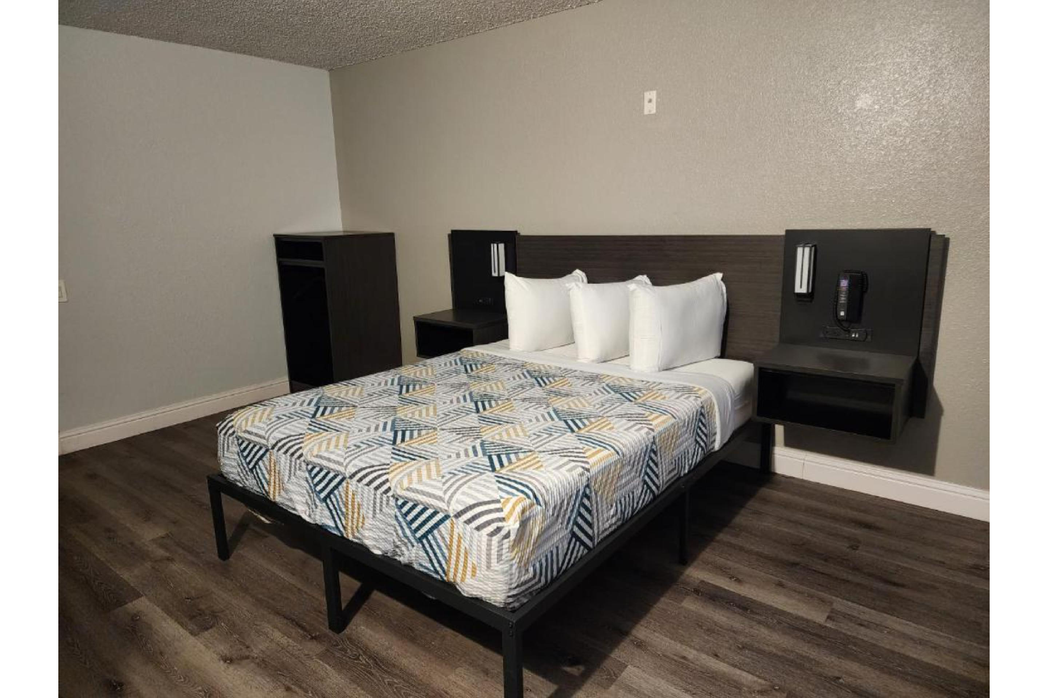 1 Queen Bed - ADA, RI Shower, Nsmk, Kitchen