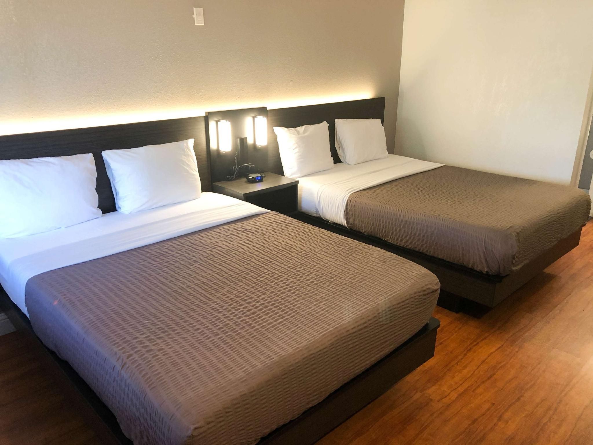 2 Queen Beds | Mobil Access RI Shr Nsmk Ktchn