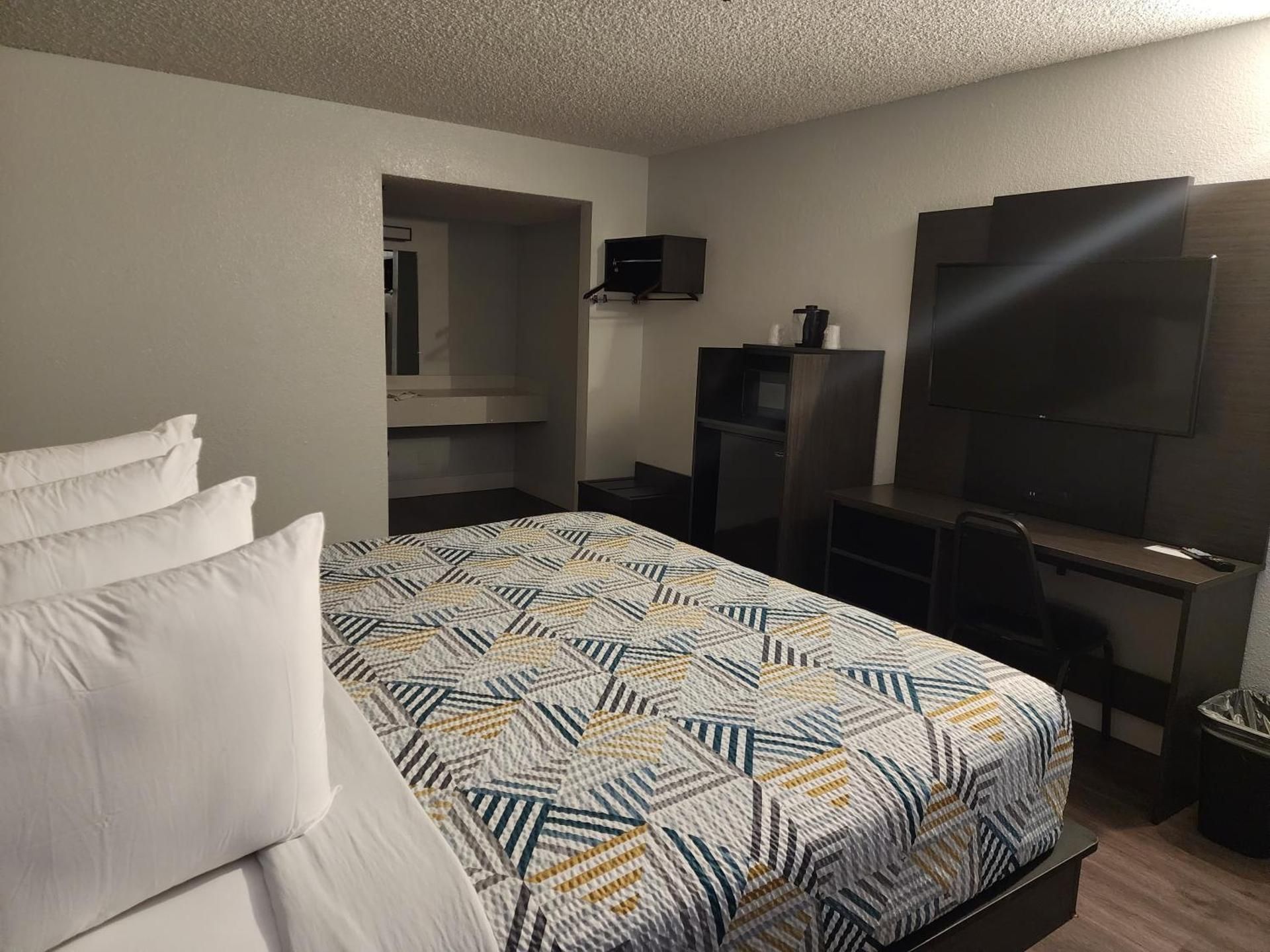 King Room with Roll-in Shower - Disability Access - Non-Smoking