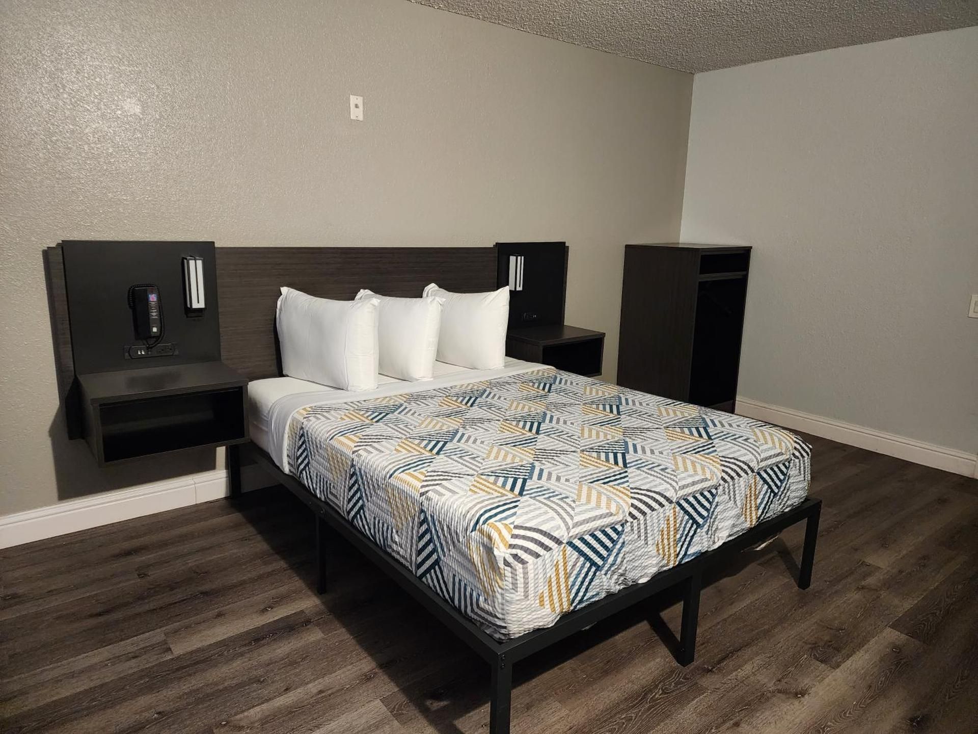 Queen Room - Disability Access - Roll in Shower