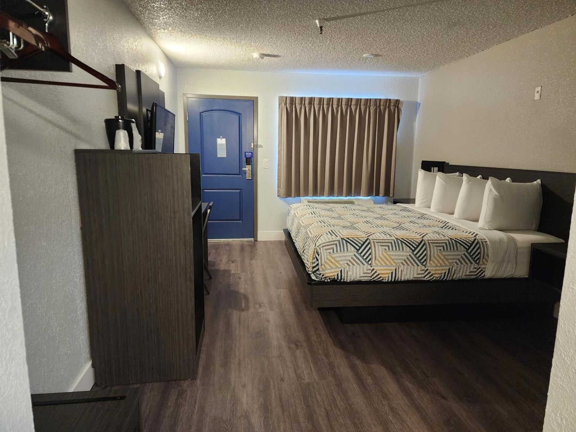 King Room with Roll-in Shower - Disability Access - Non-Smoking