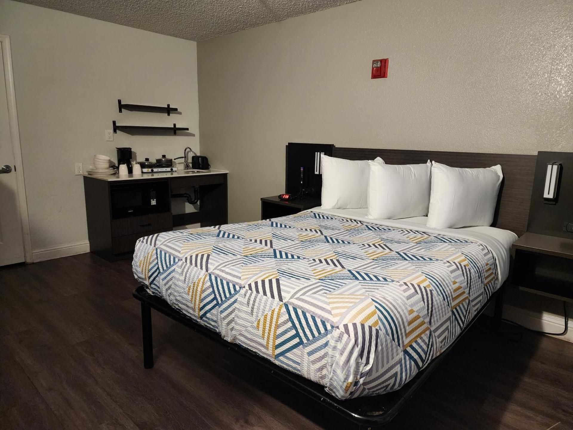 Queen Room - Disability Access - Non-Smoking