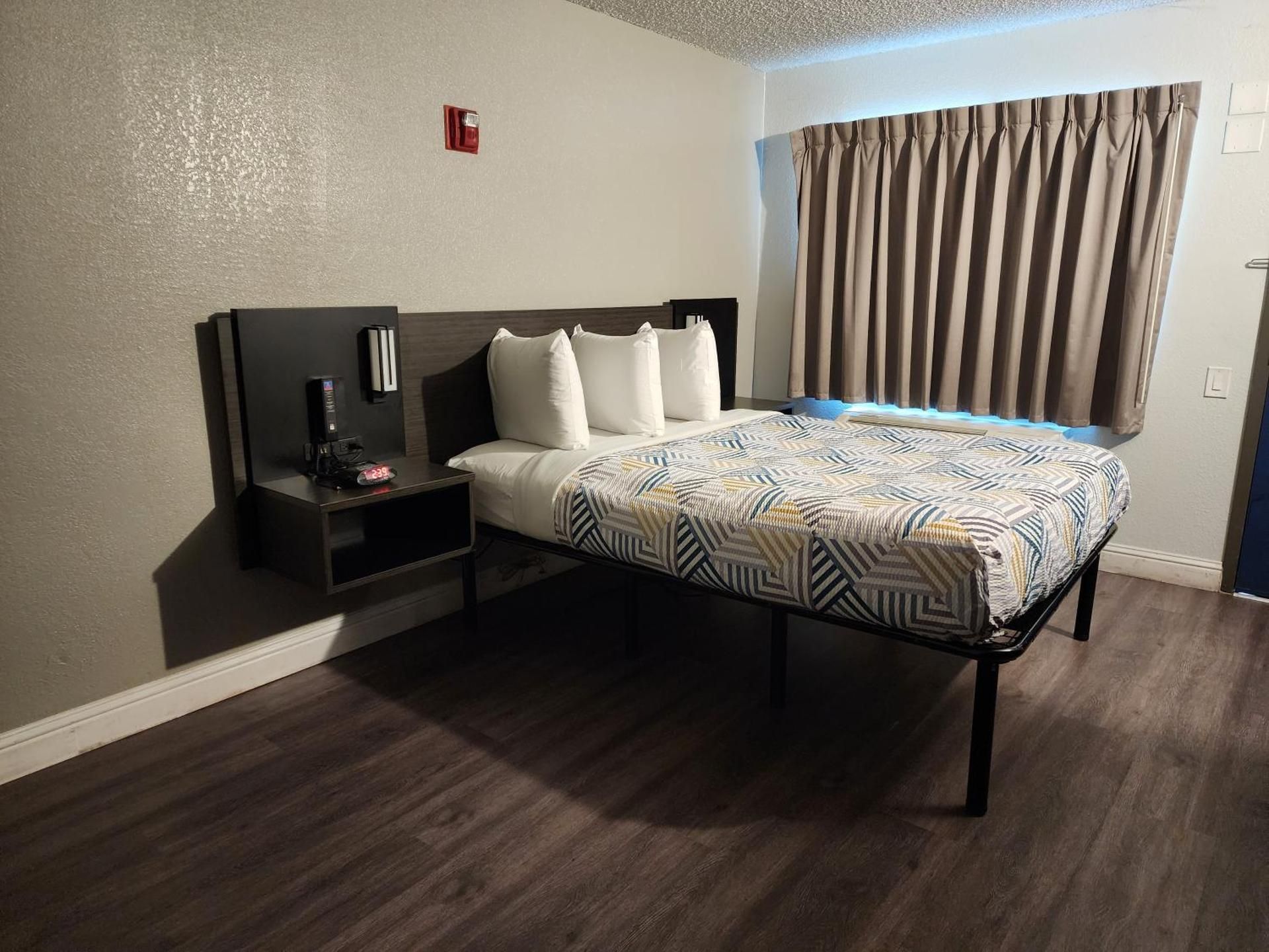 Queen Room - Disability Access - Non-Smoking