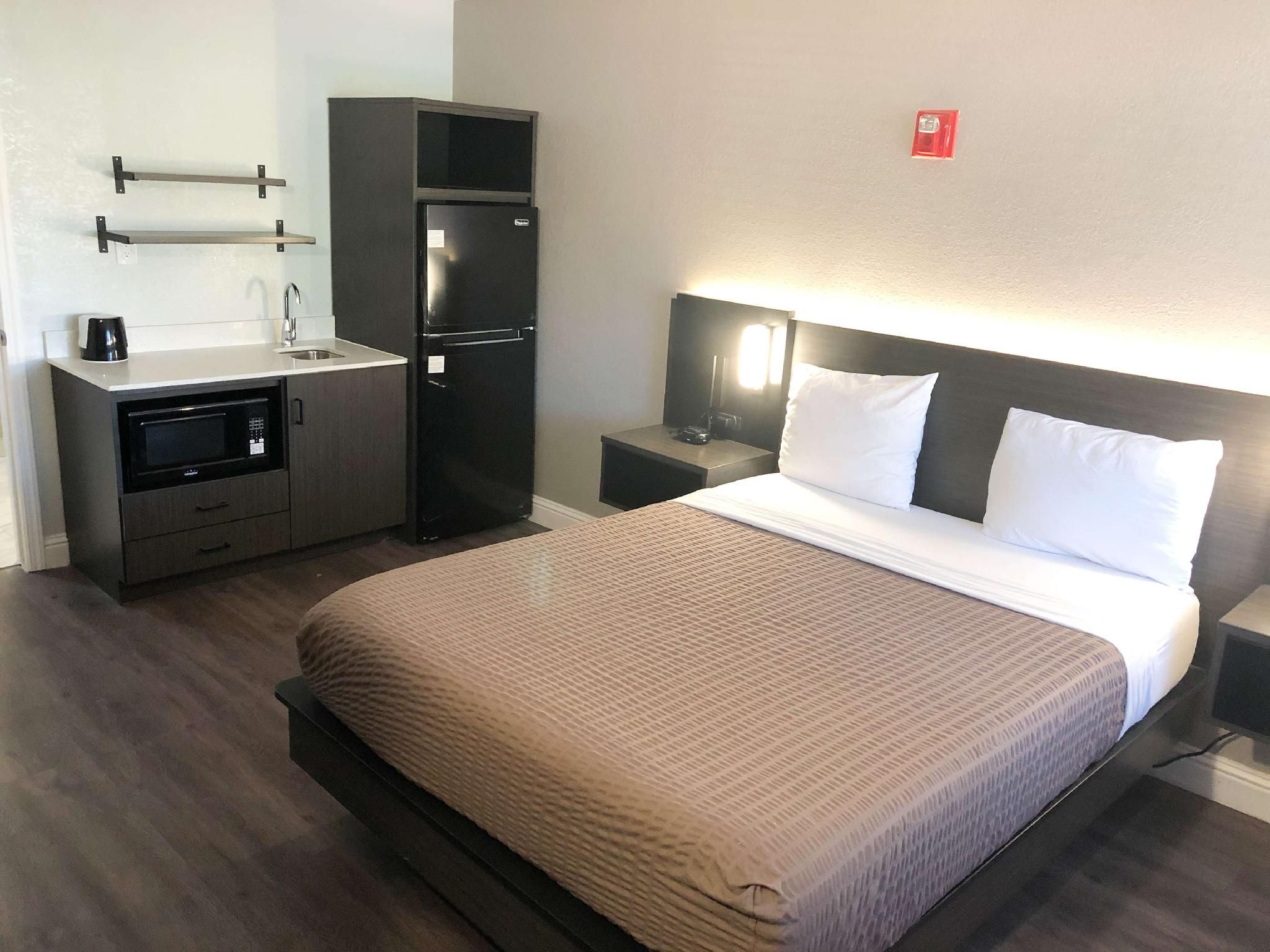 1 Queen Bed | Non-Smoking, Kitchen