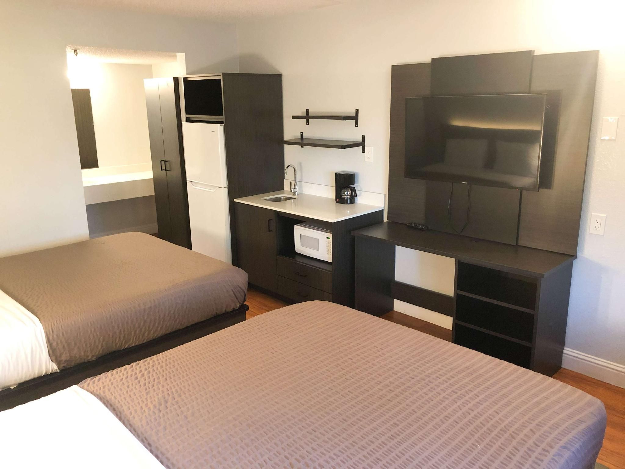 2 Queen Beds | Mobil Access RI Shr Nsmk Ktchn