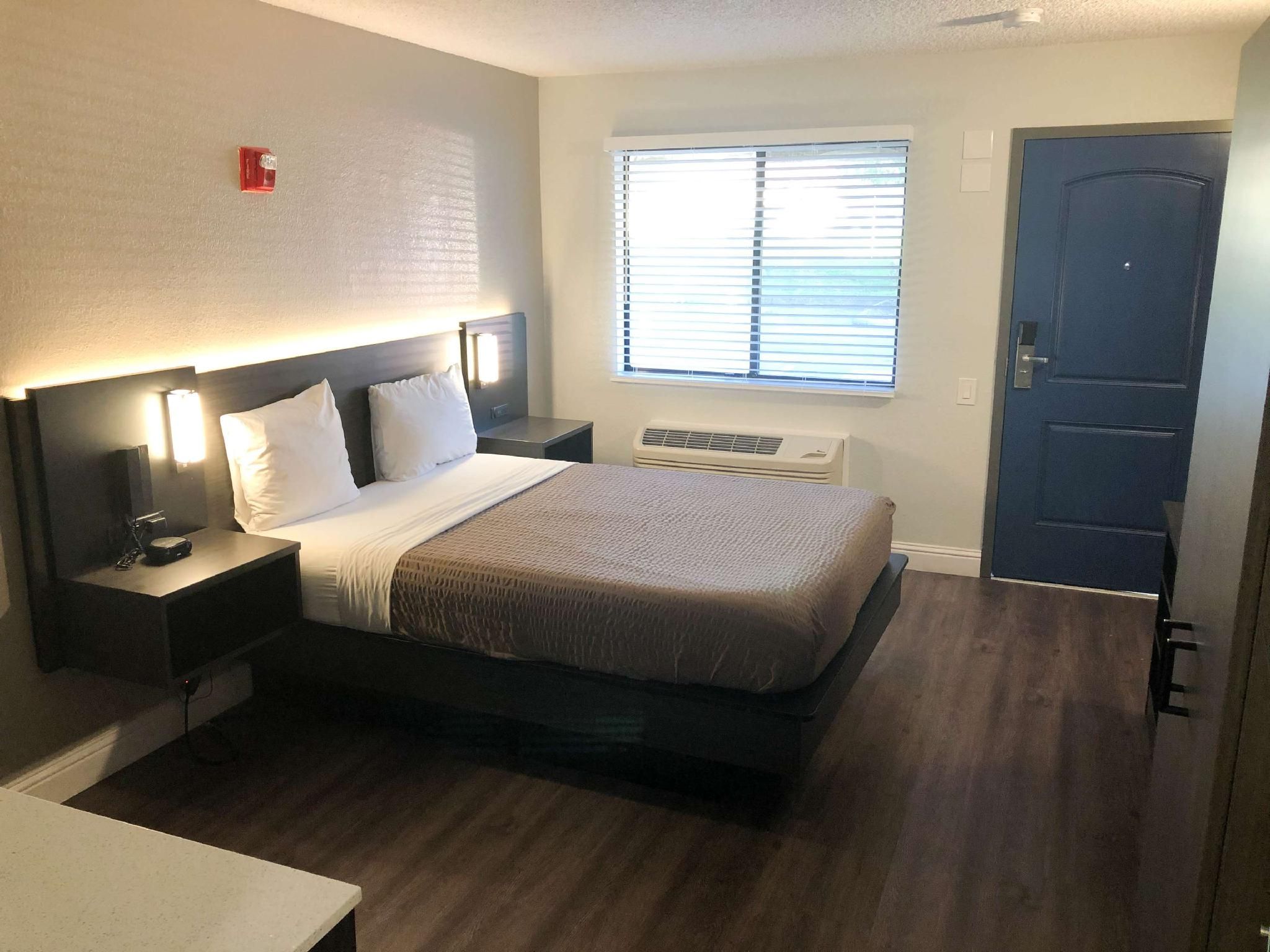 1 Queen Bed | ADA/RI Shower/Nsmk/Kitchen