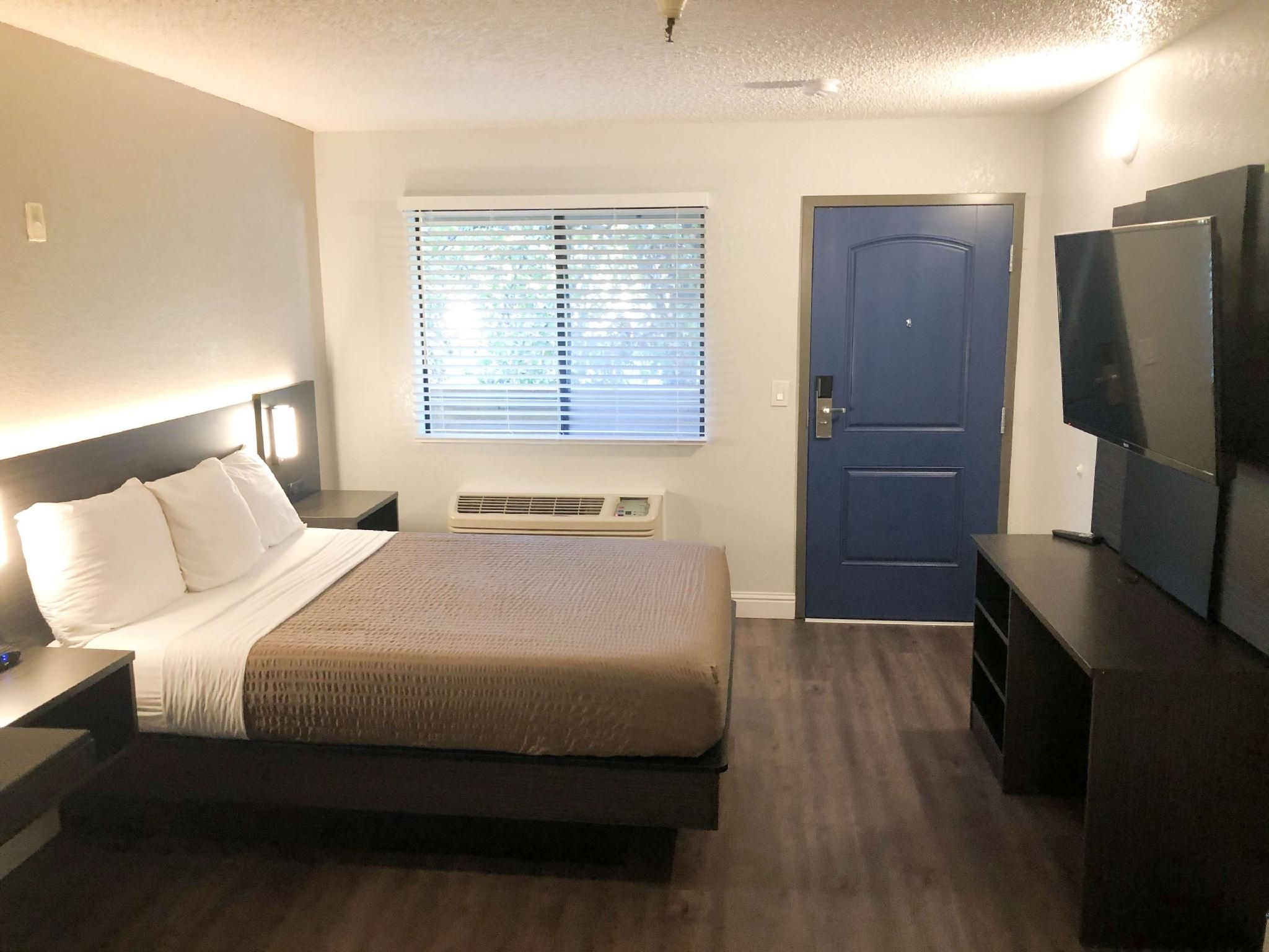 1 Queen Bed | Non-Smoking, Kitchen