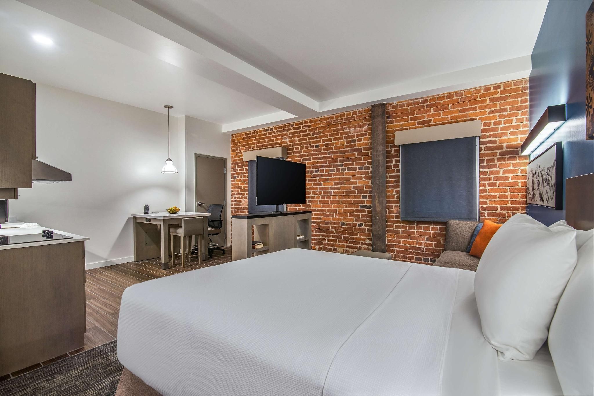 Accessible Studio Kitchen Suitetub Two Queen Beds (Plus Sofa Bed)