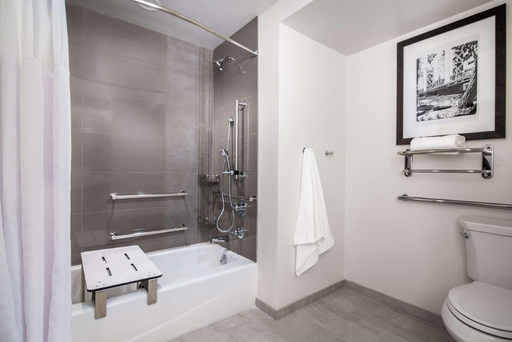 Accessible Studio Kitchen Suitetub King Bed (Plus Sofa Bed)