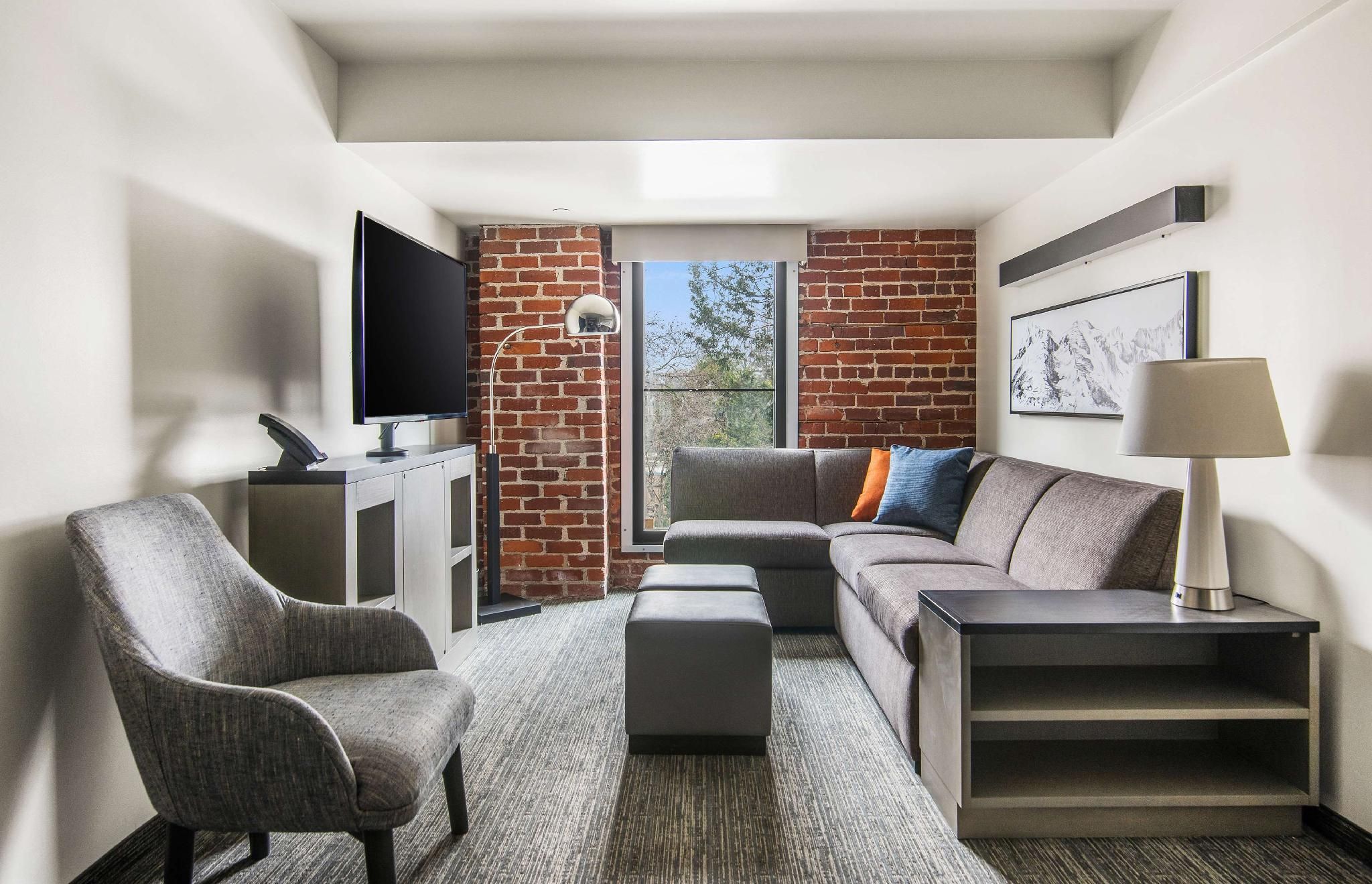 Accessible One Bedroom Kitchen Suitetub King Bed (Plus Sofa Bed)