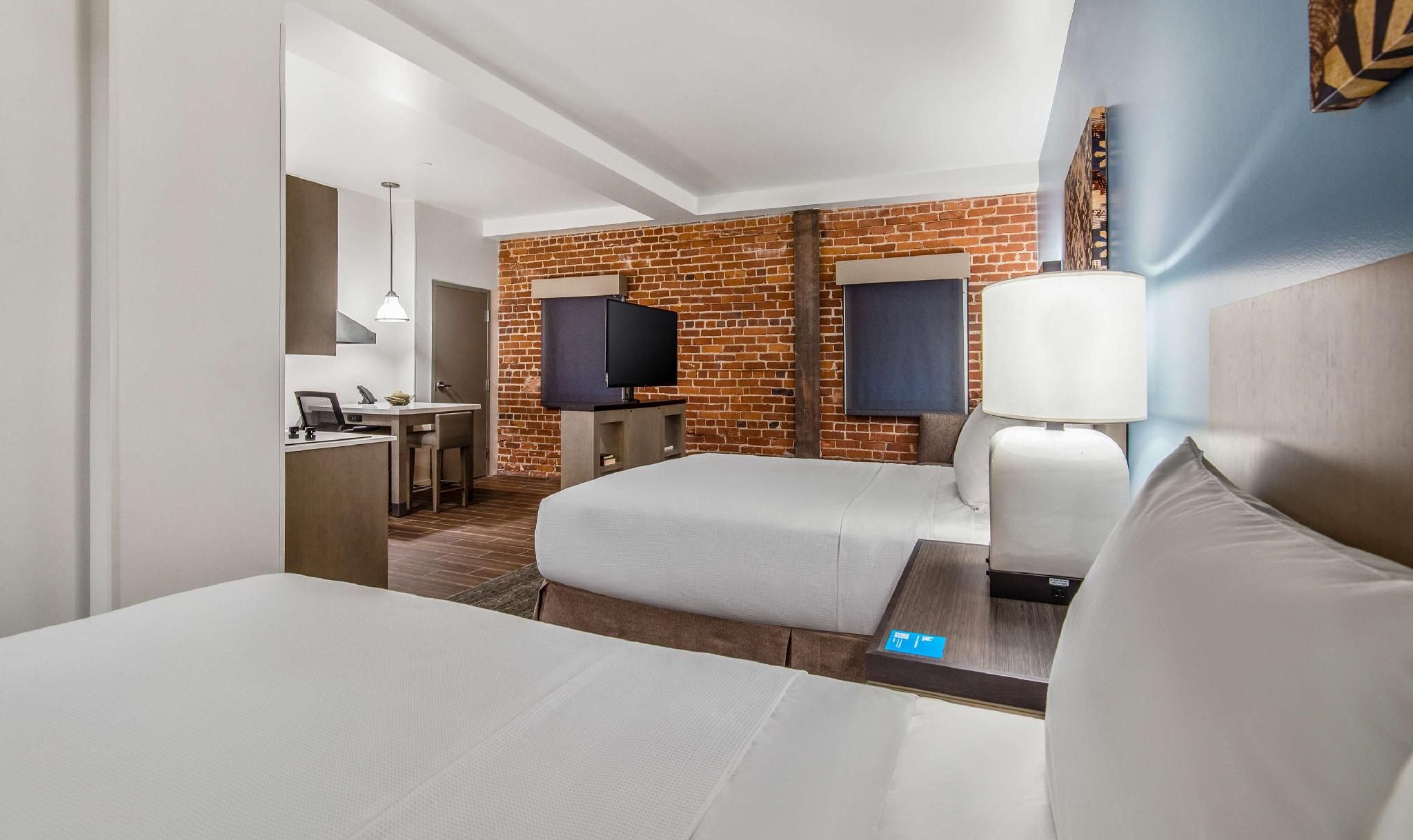 Accessible Studio Kitchen Suitetub Two Queen Beds (Plus Sofa Bed)