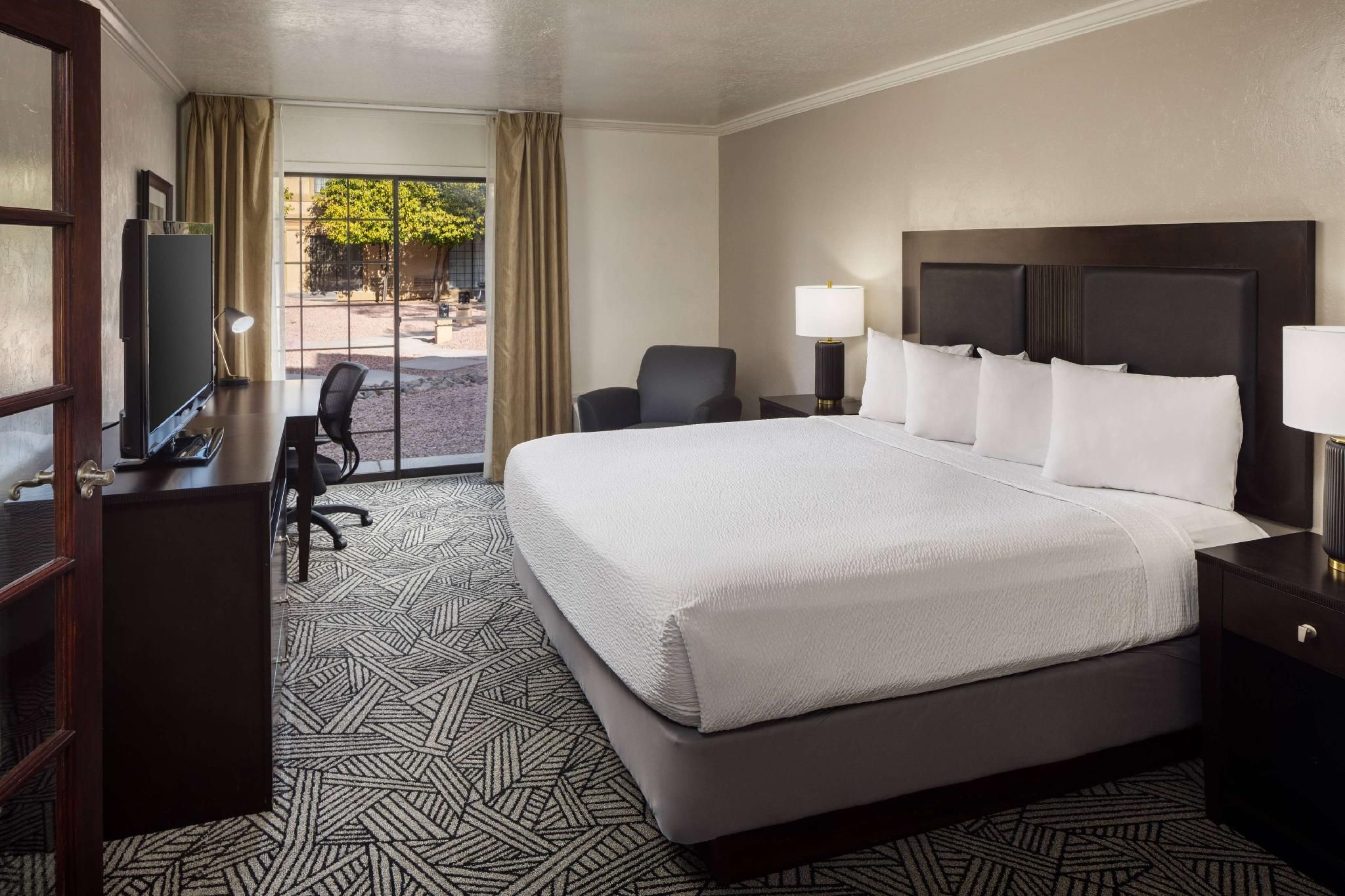 1 King Bed, 1-Bedroom, Suite, Non-Smoking