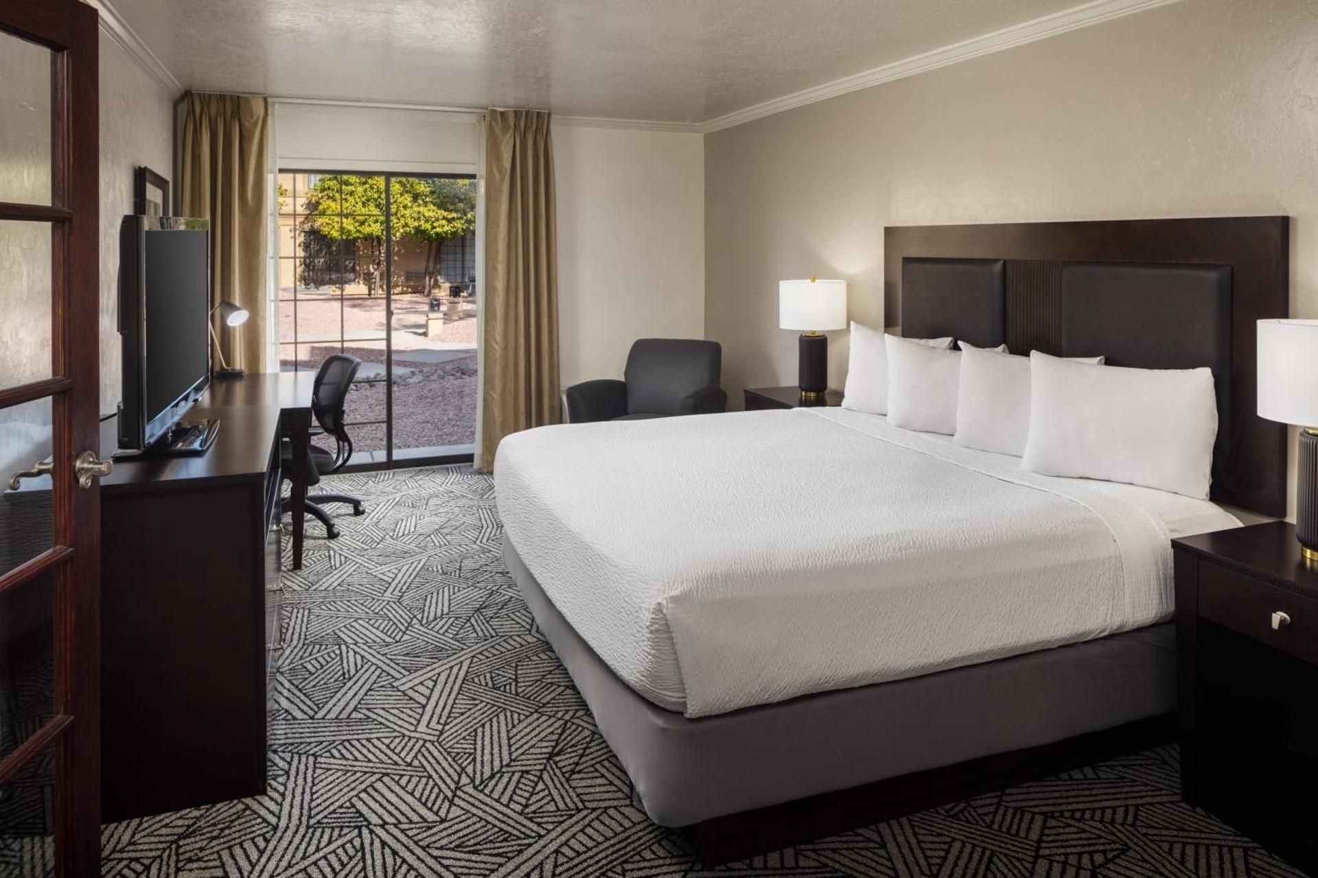 1 King Bed, Non-Smoking