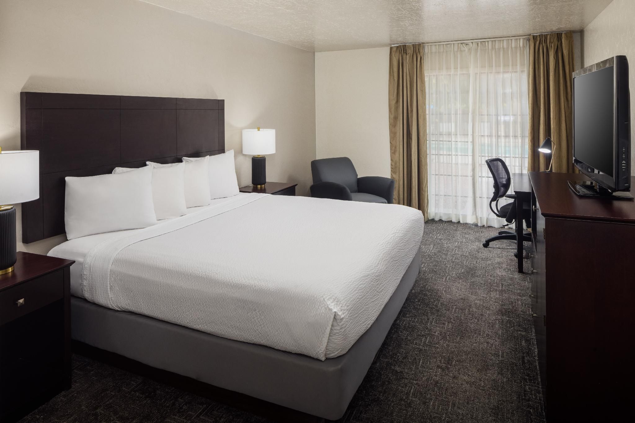 1 King Bed, Mobility Accessible Room, Bathtub w/ Grab Bars, Non-Smoking