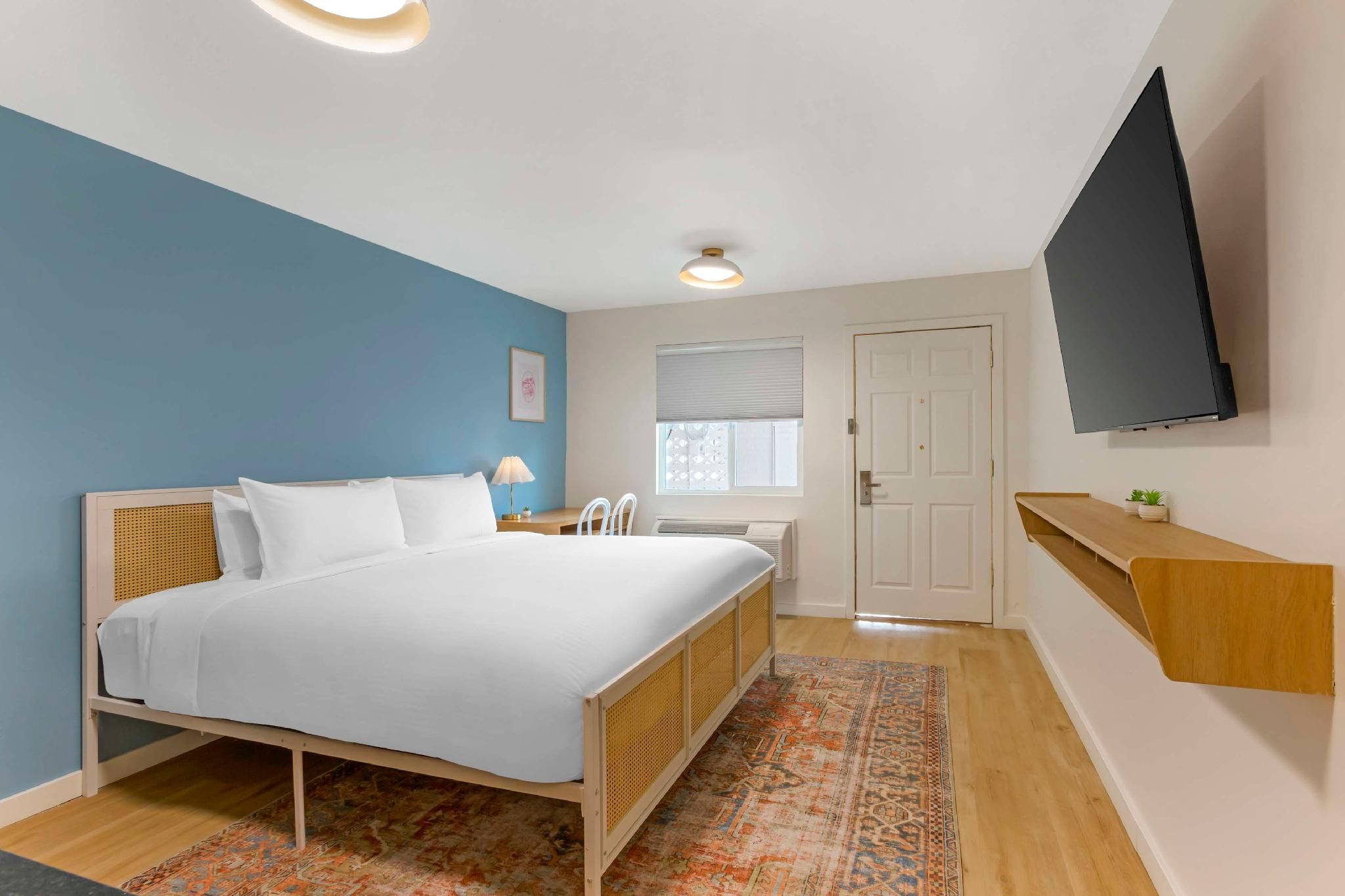 Accessibility - 1 King, Bathtub, Pet Friendly Room, Nonsmoking